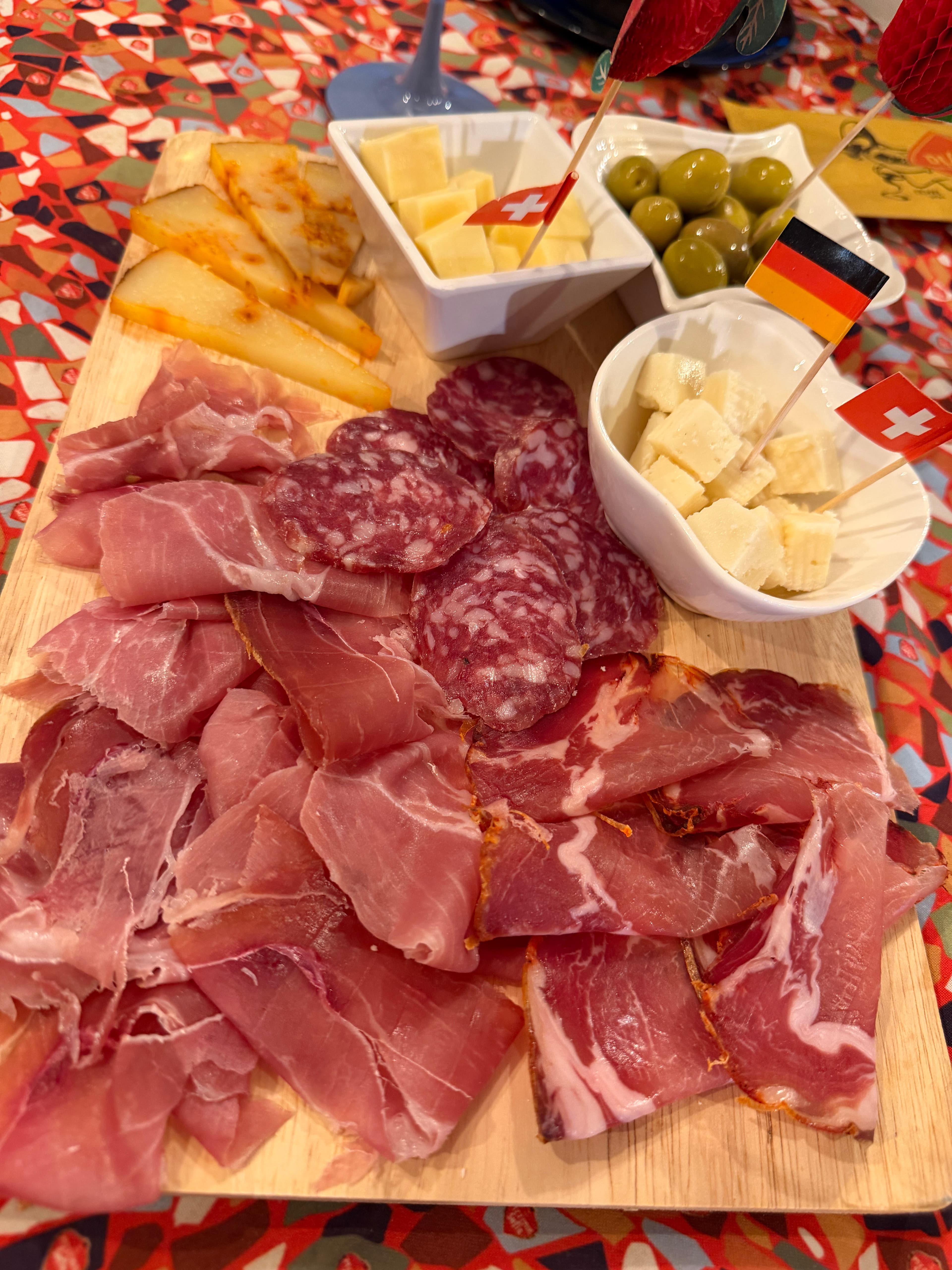 Tapasbrett mit Schinken, Salami, gereiftem Käse und grünen Oliven in Palma