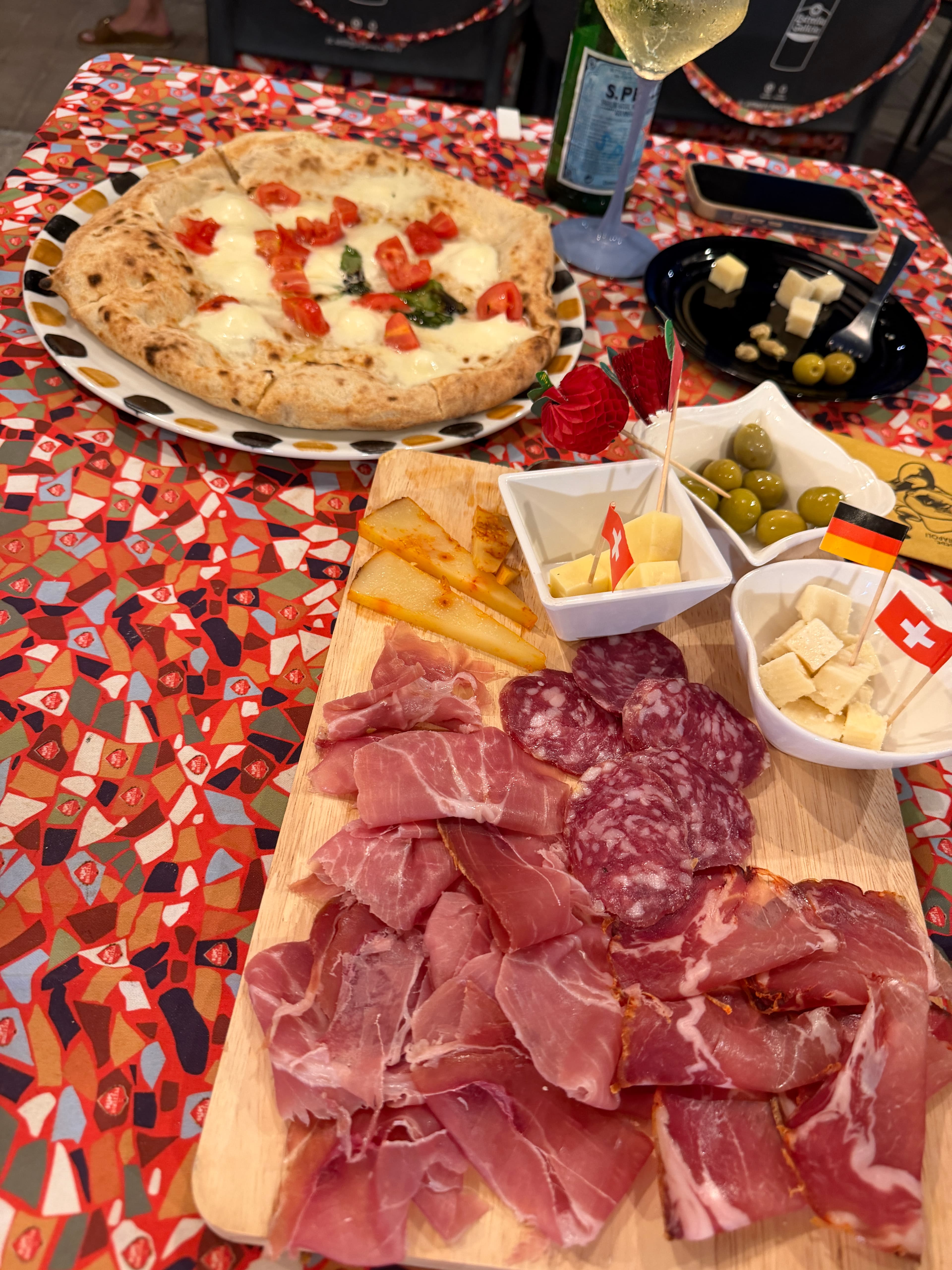 Restauranttisch in Palma mit Pizza, Schinken, Wurst, Käse und Oliven