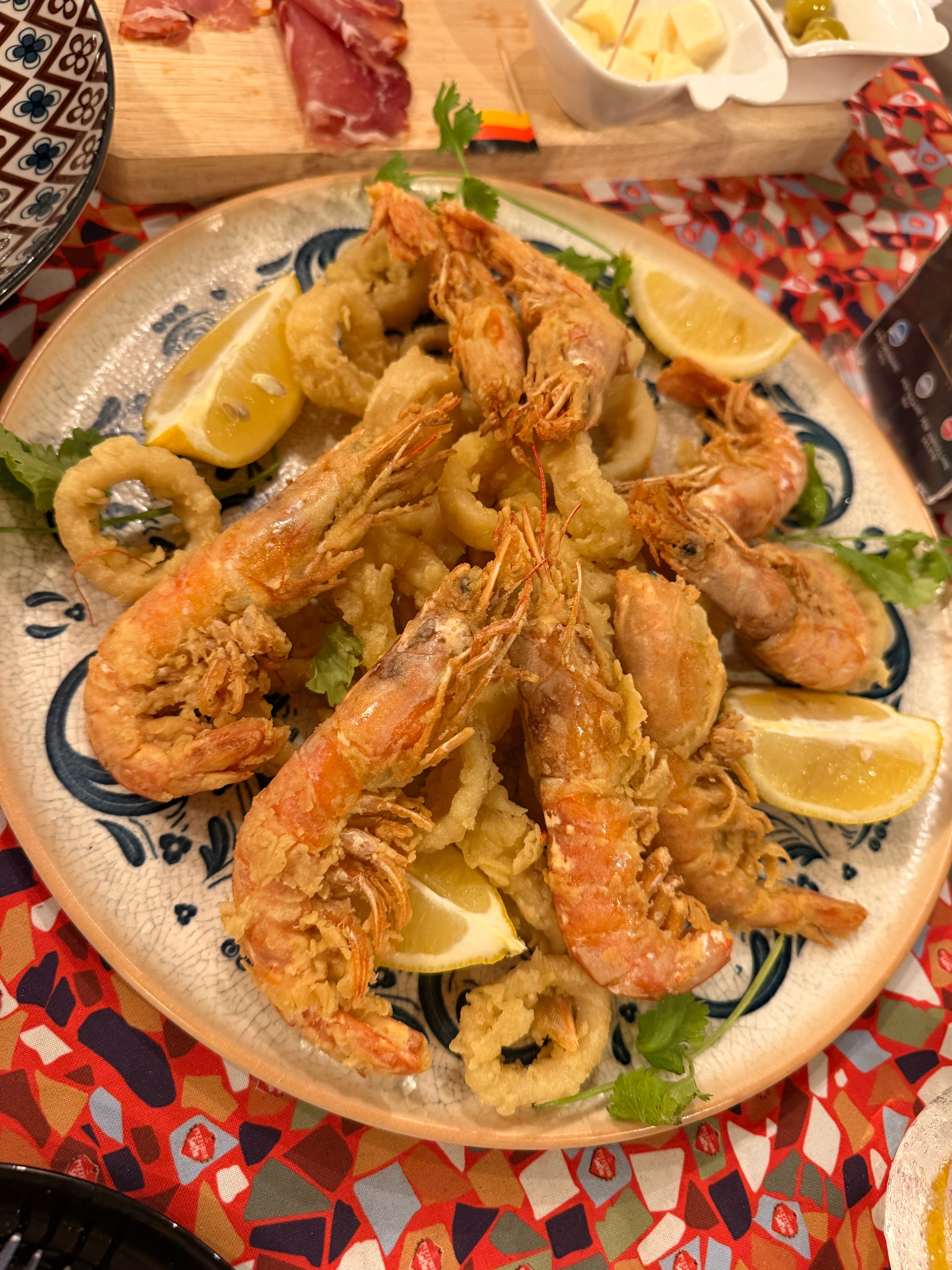 Frittierte Garnelen und Calamari mit Zitronenspalten in Palma