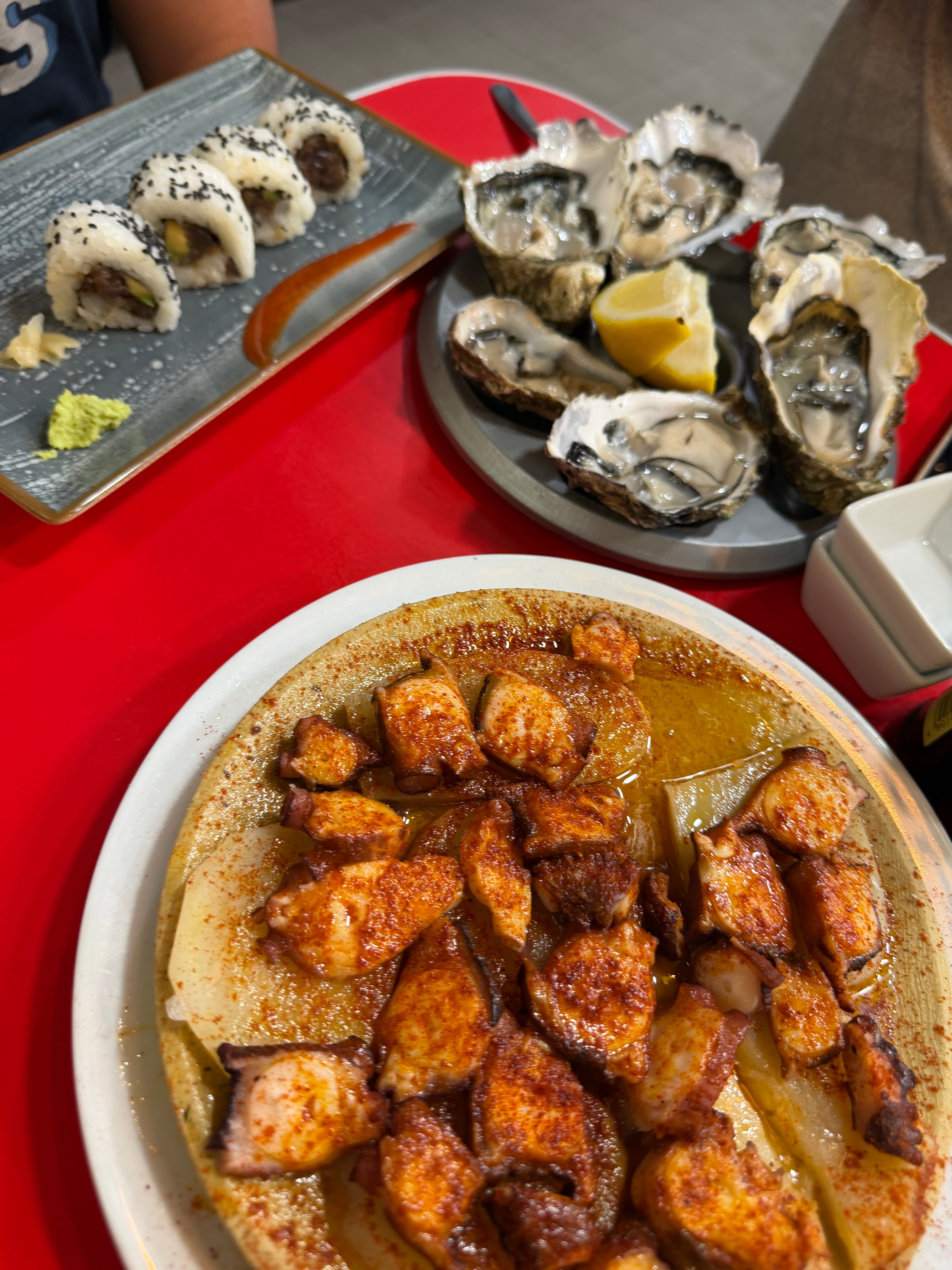 Pulpo mit Kartoffeln und Paprika neben Austern, Zitrone und Sushi in Palma