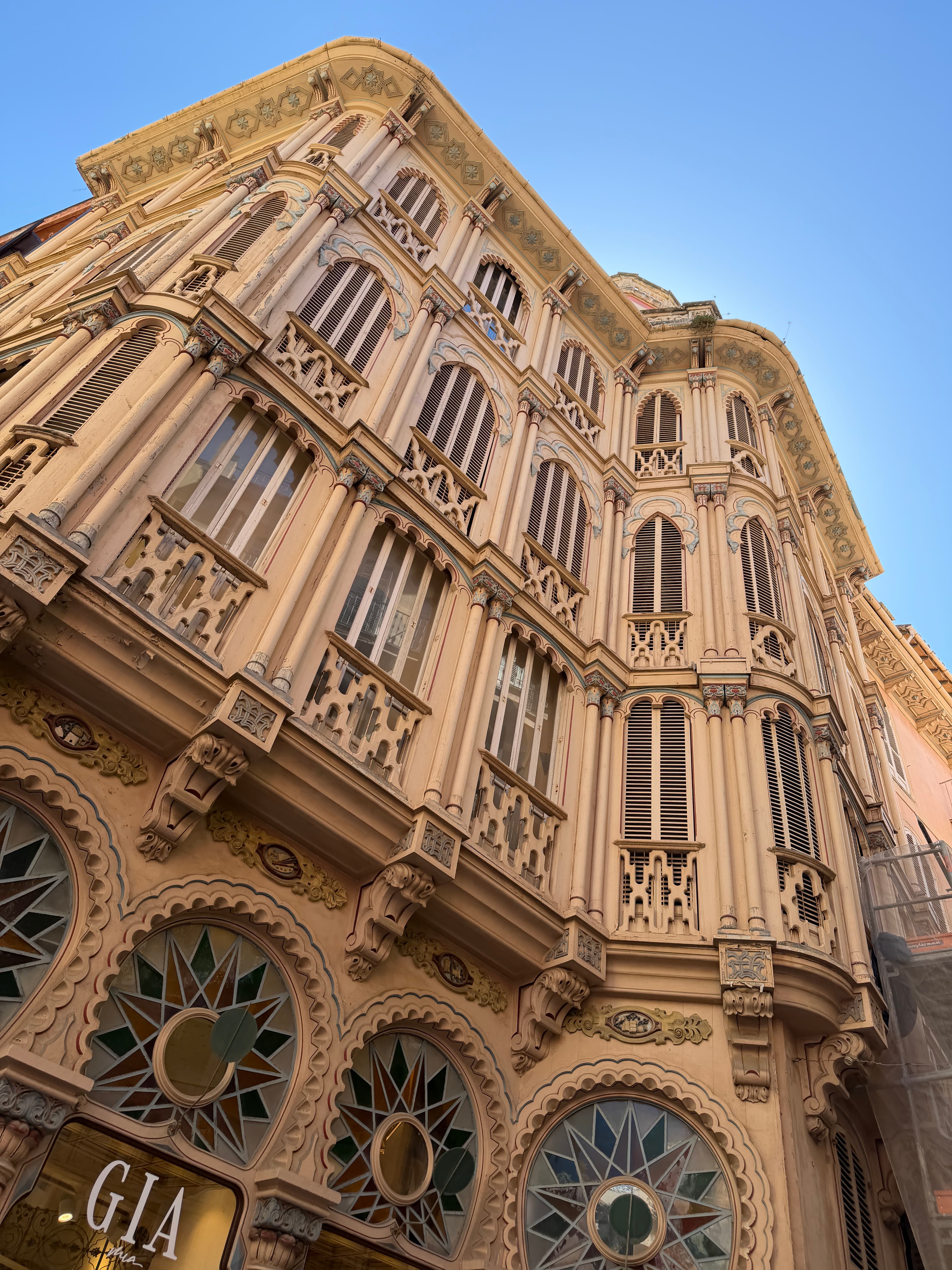 Ornamentierte historische Fassade mit Erkern und Fensterläden in Palmas Altstadt