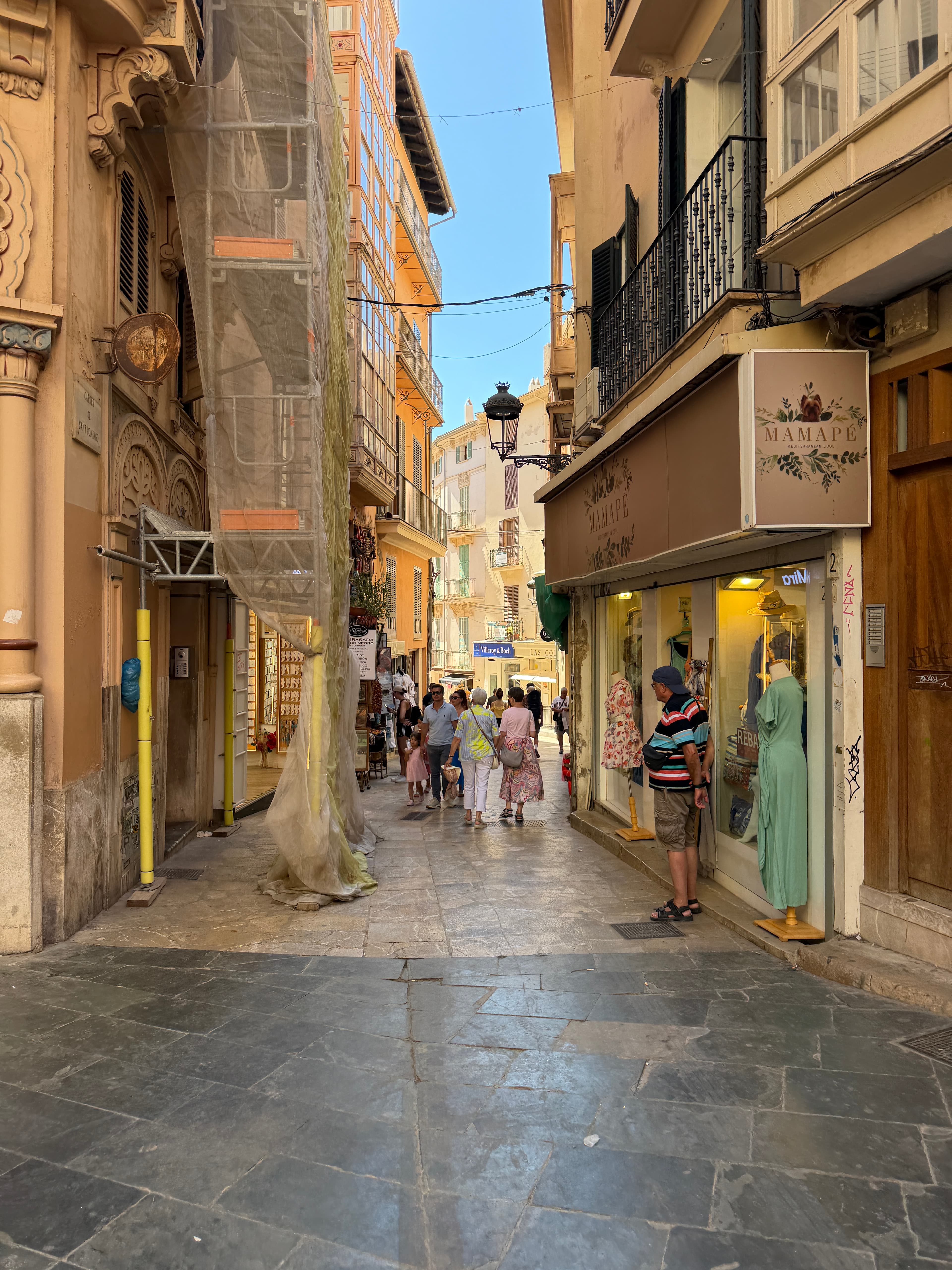 Schmale Einkaufs- und Altstadtgasse mit Boutiquen und Balkonen in Palma
