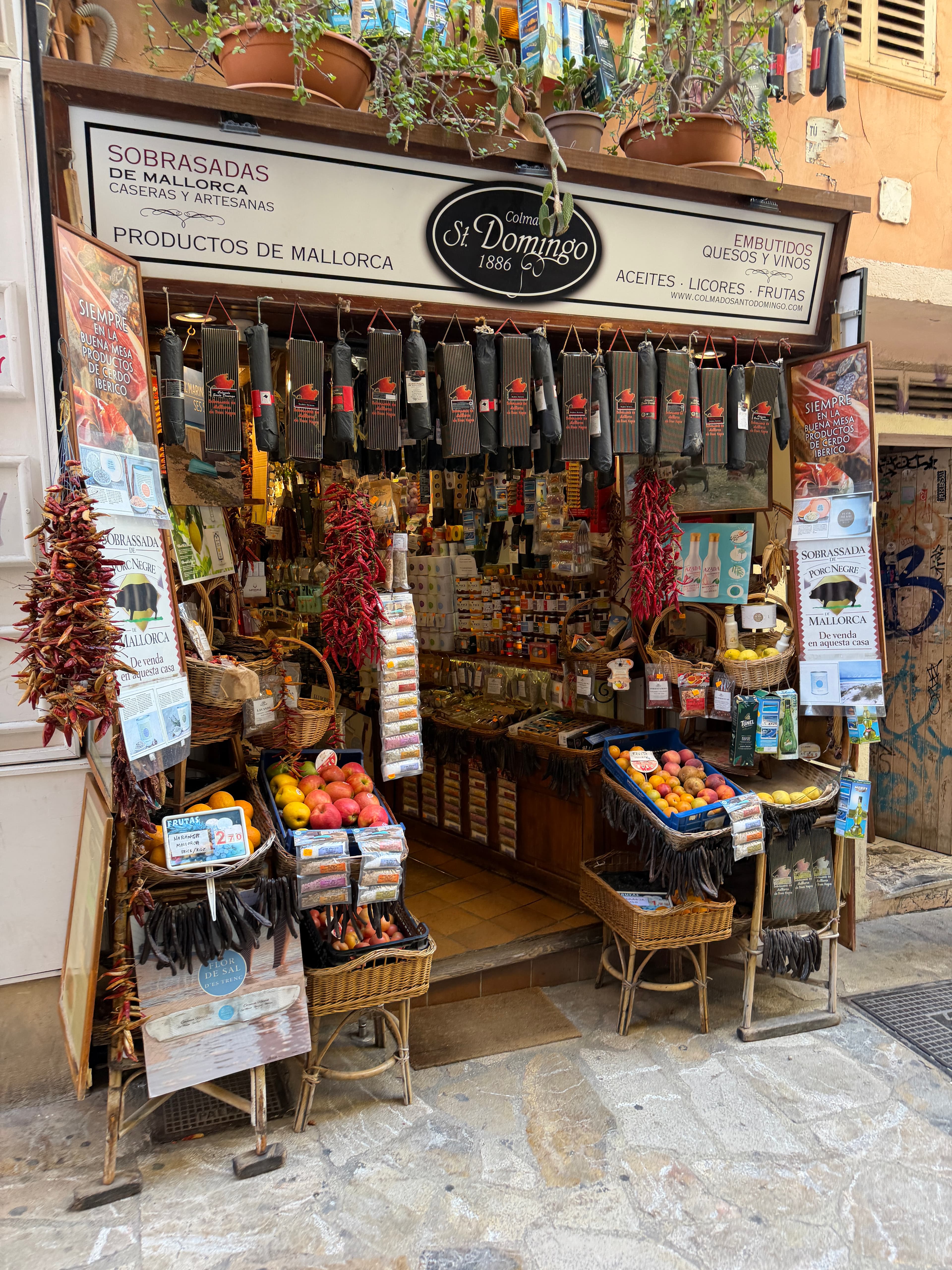 Mallorquinischer Feinkostladen mit Sobrasada, Gewürzen, Obst, Käse und Wein in Palma