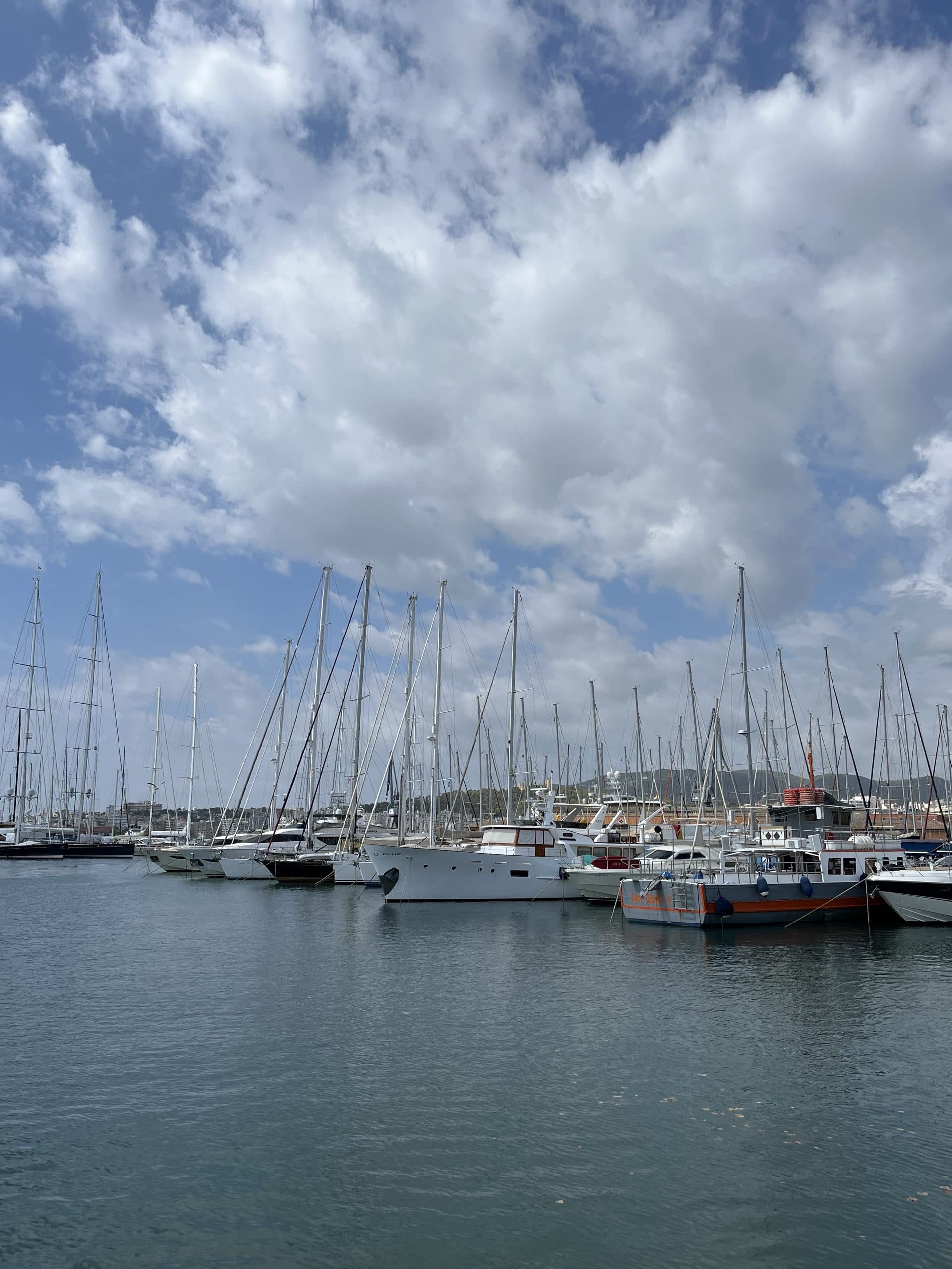 Segelboote im Hafen von Palma unter Wolken