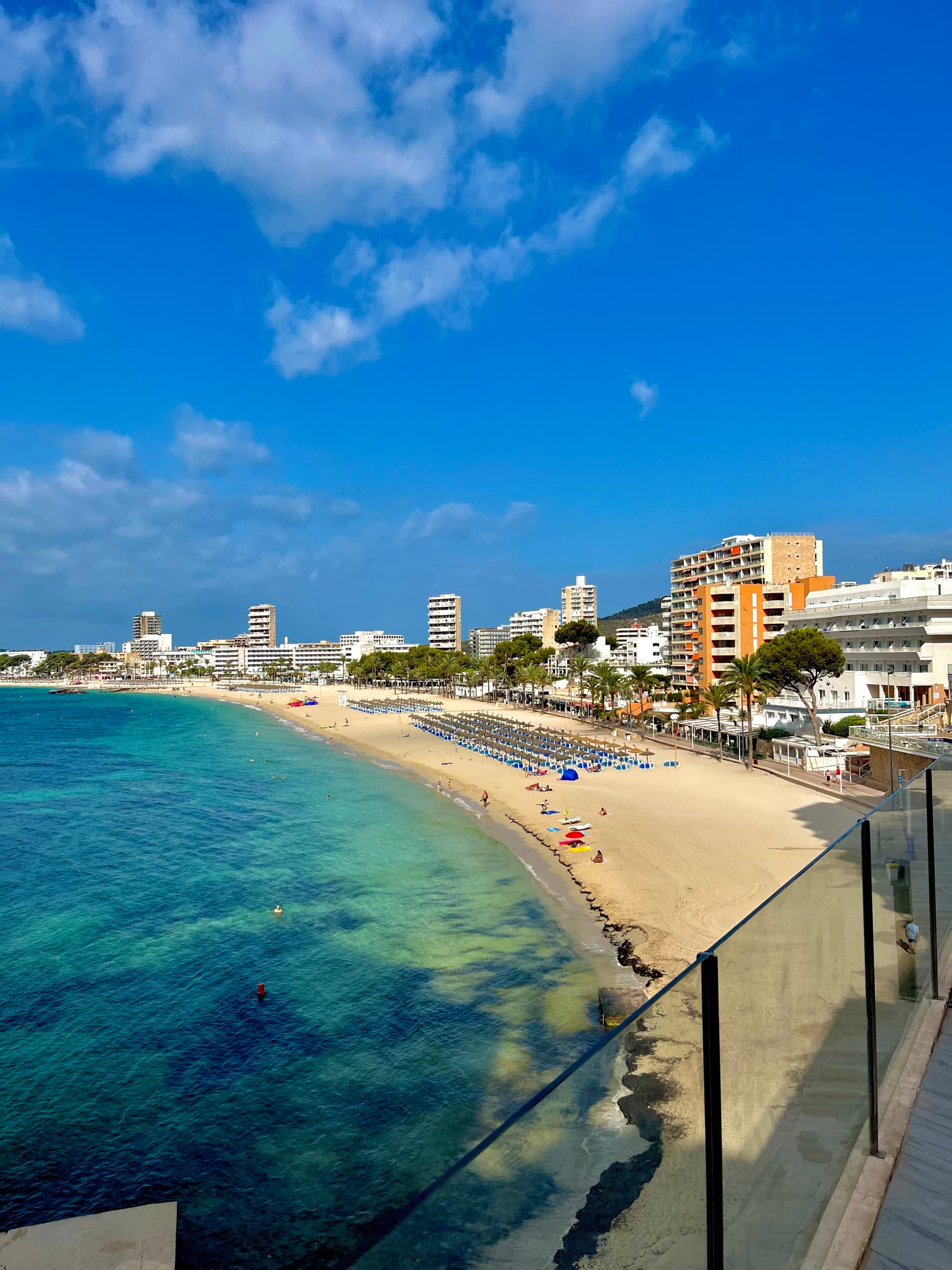 Türkisfarbene Bucht an einer Promenade auf Mallorca