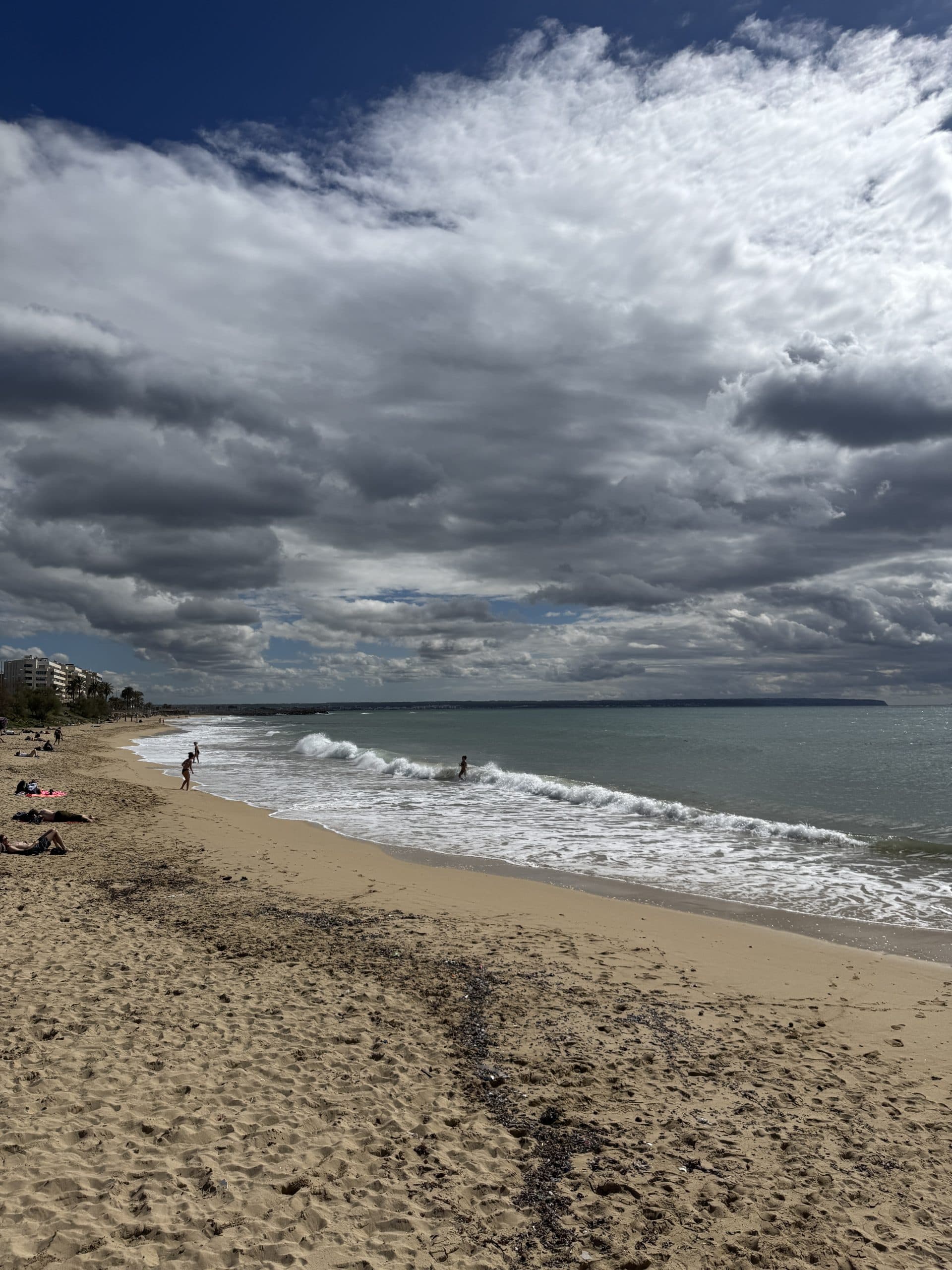 Breiter Sandstrand bei wolkigem Wetter auf Mallorca