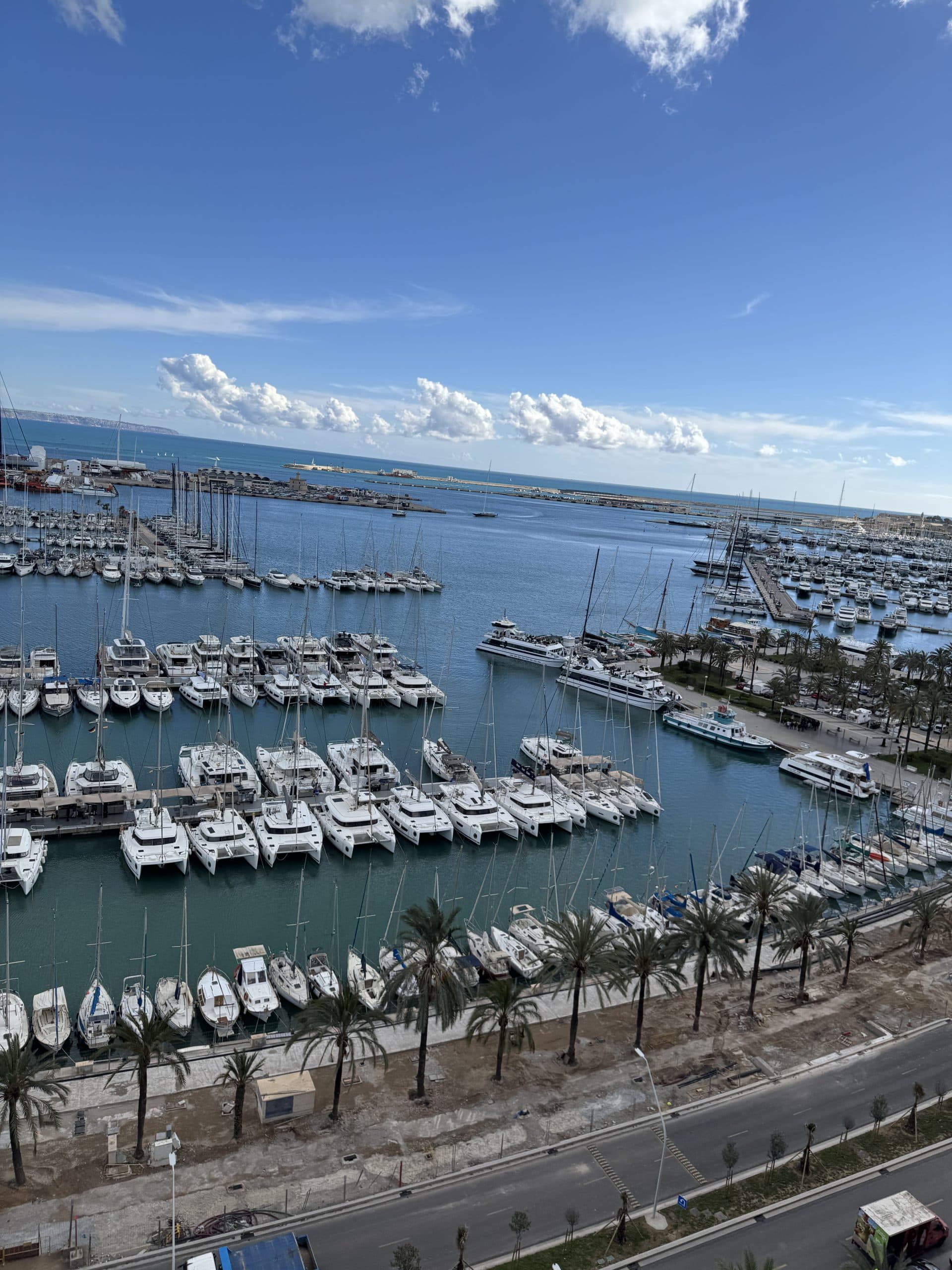 Boote und Promenade im Hafen von Palma