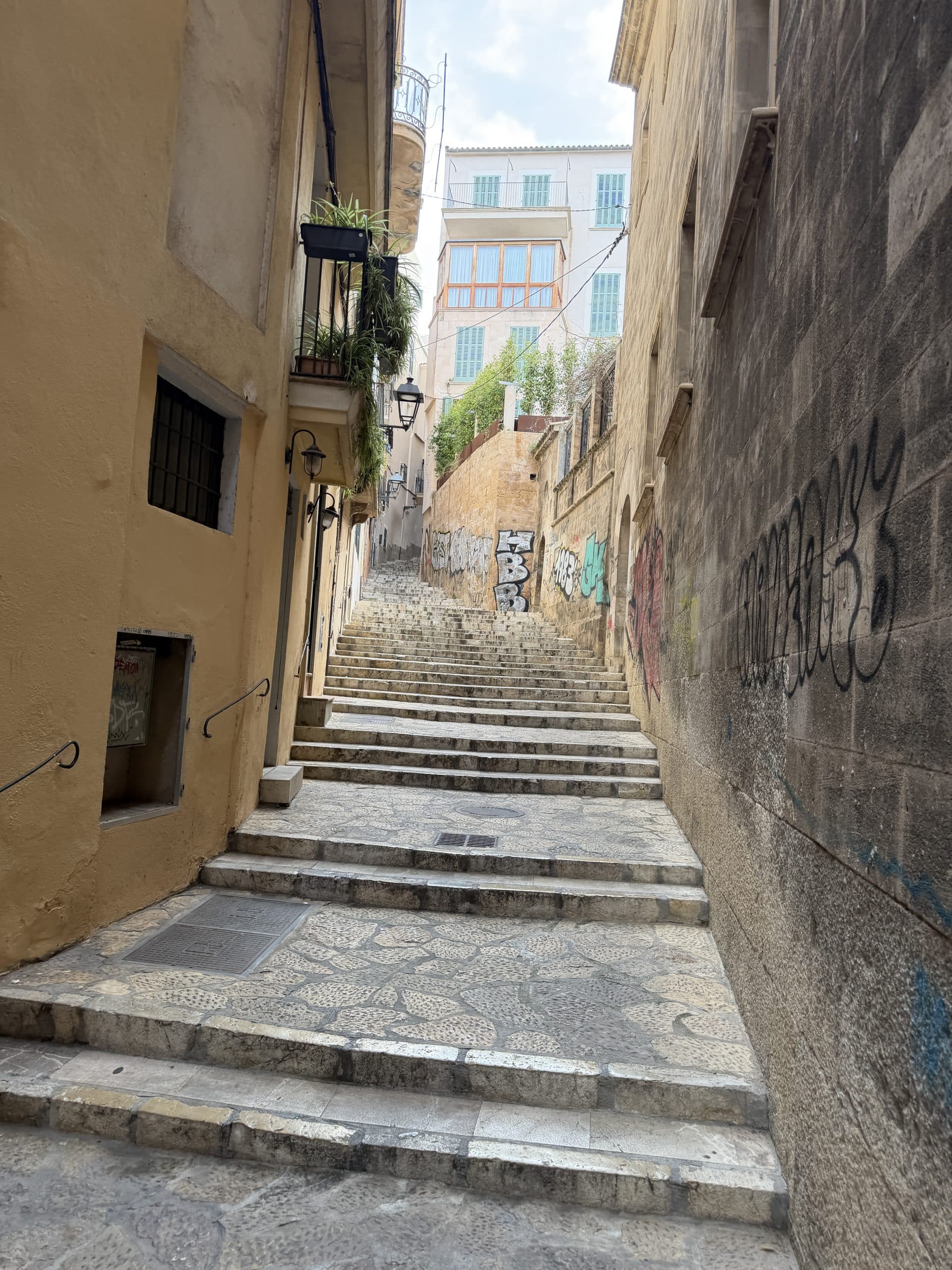 Steile Treppe in einer historischen Gasse von Palma