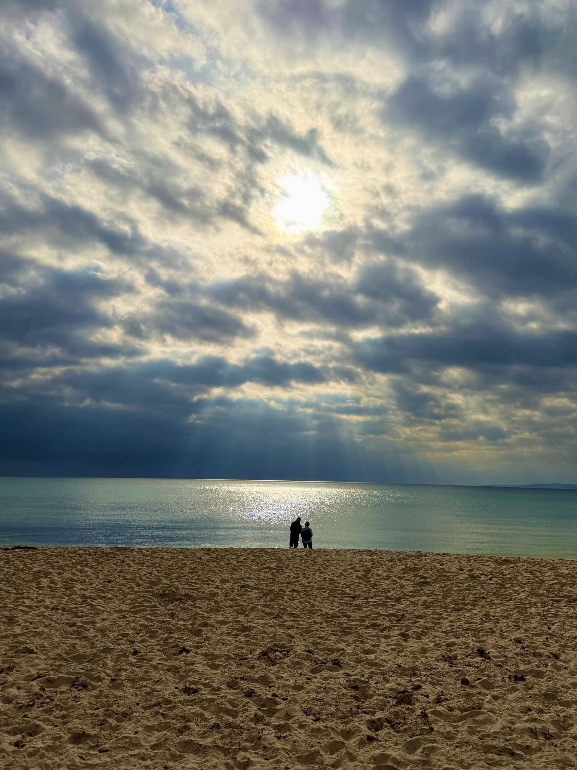 Sonnenstrahlen über einem Strand auf Mallorca