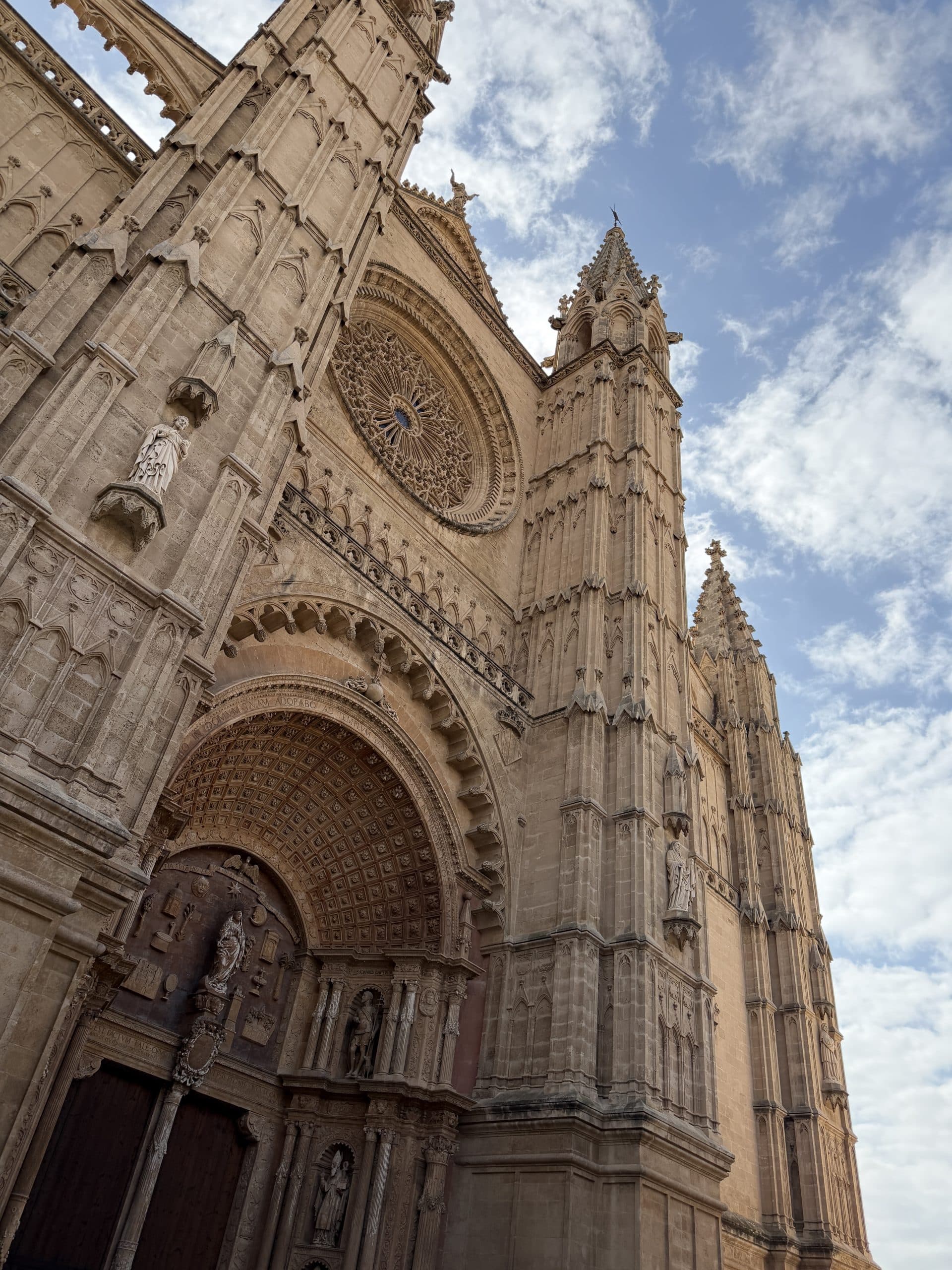 Fassade der Kathedrale La Seu in Palma