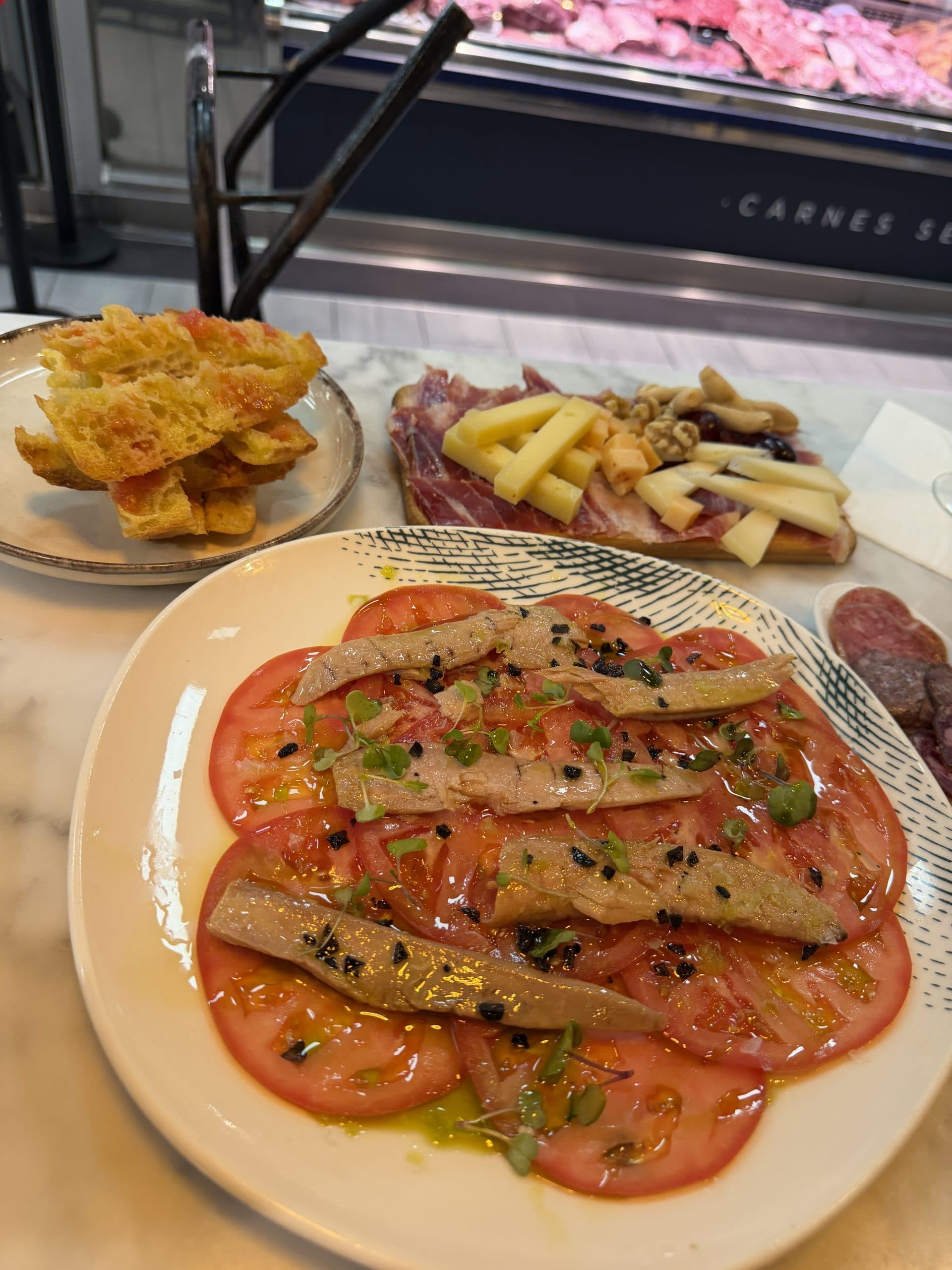 Tomaten mit eingelegtem Fisch sowie Pa amb oli, Schinken und Käse in Palma