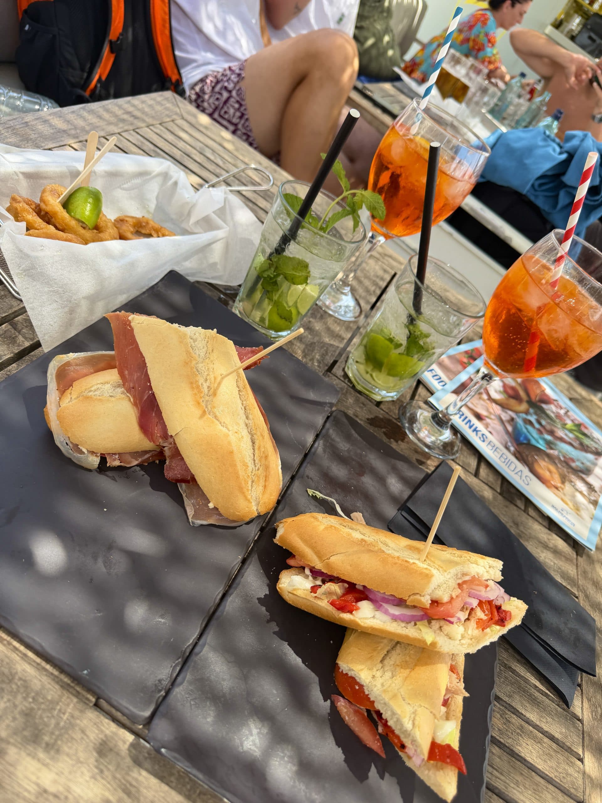 Bocadillos, Aperitif und Minzgetränke auf einer Terrasse auf Mallorca