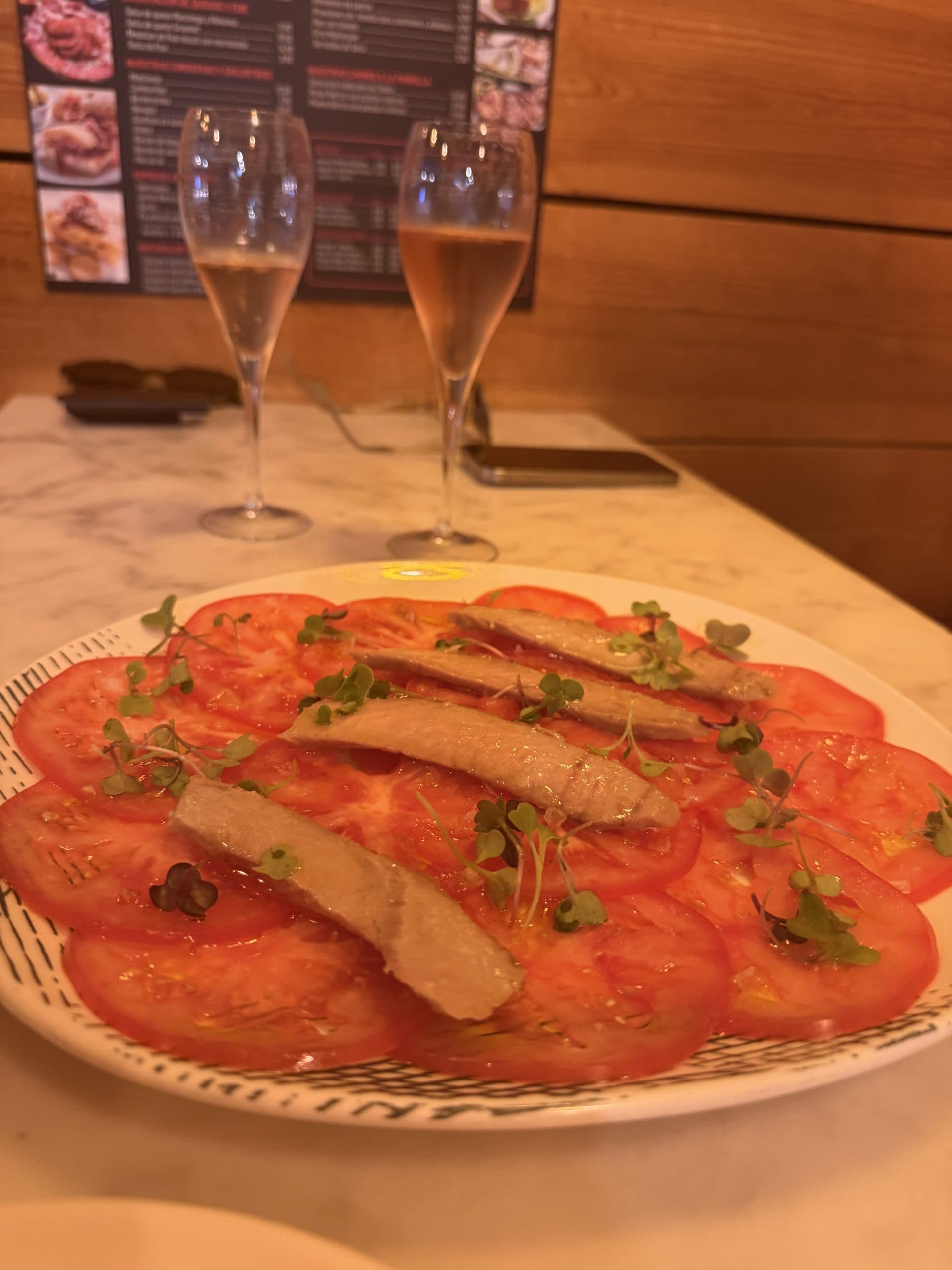 Tomatensalat mit eingelegtem Fisch, Kräutern und Rosé auf Mallorca