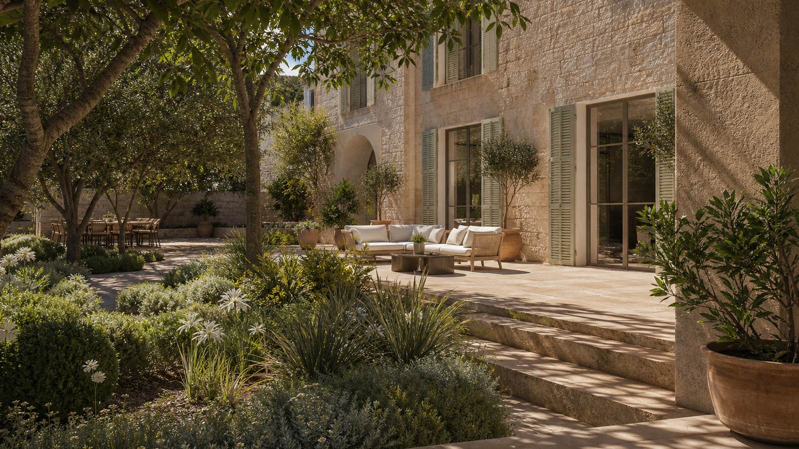 KI-generiertes Mallorca-Stimmungsbild eines mediterranen Hotel-Außenbereichs für den Hotelcheck des Aethos Mallorca in Peguera