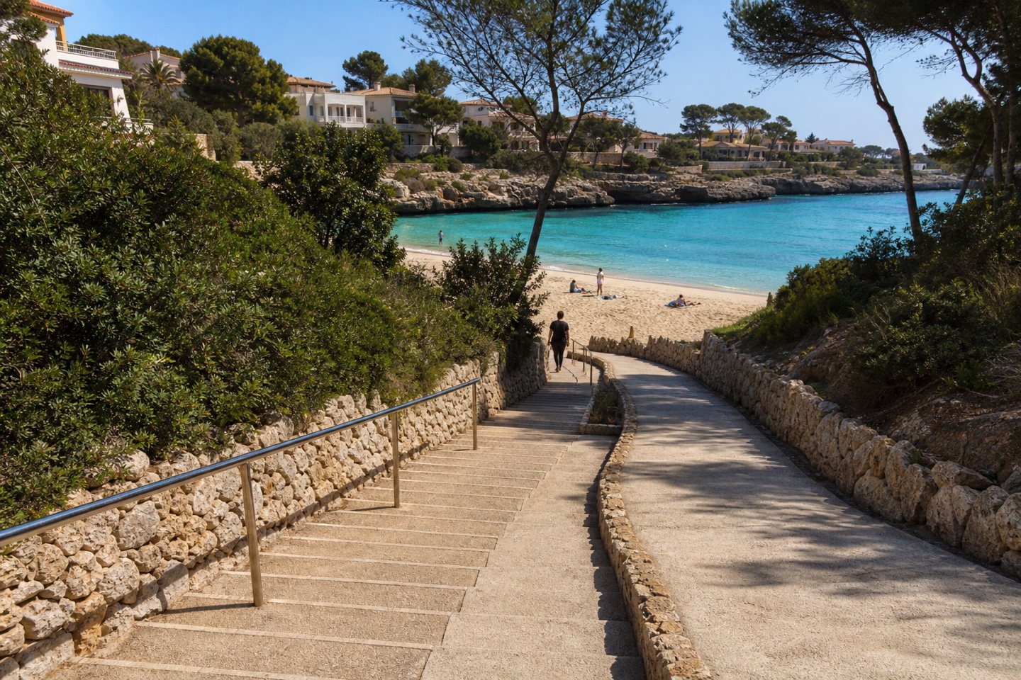 KI-generiertes Stimmungsbild eines Treppenzugangs zur Cala Anguila mit Blick auf Sand und Meer