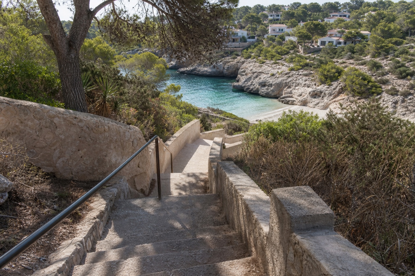 KI-generiertes Stimmungsbild eines plausiblen Treppenzugangs von Cales de Mallorca hinunter zur Cala Antena