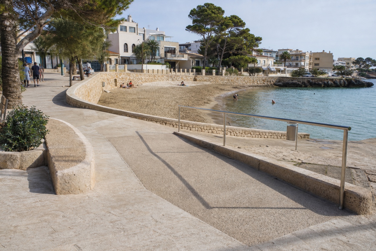 KI-generiertes Stimmungsbild eines plausiblen stufenarmen Strandzugangs an der Promenade von Cala Bona