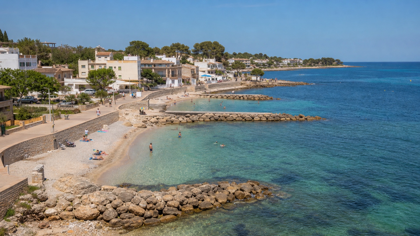 KI-generiertes Stimmungsbild der drei kleinen Sandbuchten von Cala Bona mit niedriger Bebauung und Wellenbrechern