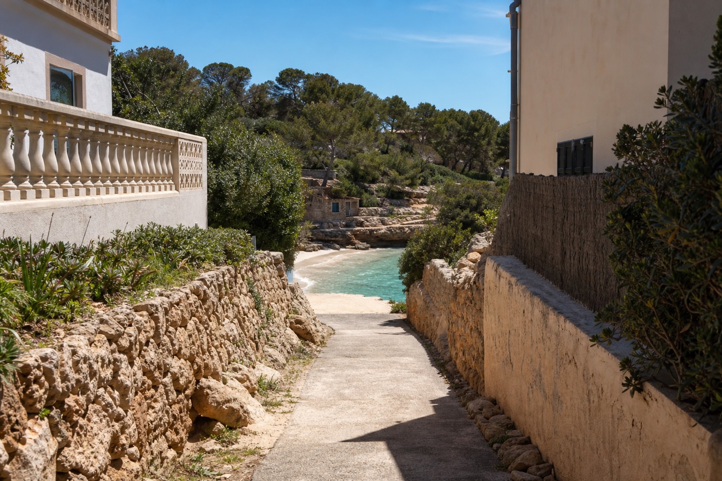 KI-generiertes Stimmungsbild eines kurzen Fußwegs zwischen Wohnhäusern hinunter zu einer kleinen Bucht bei Cala Sant Vicenç