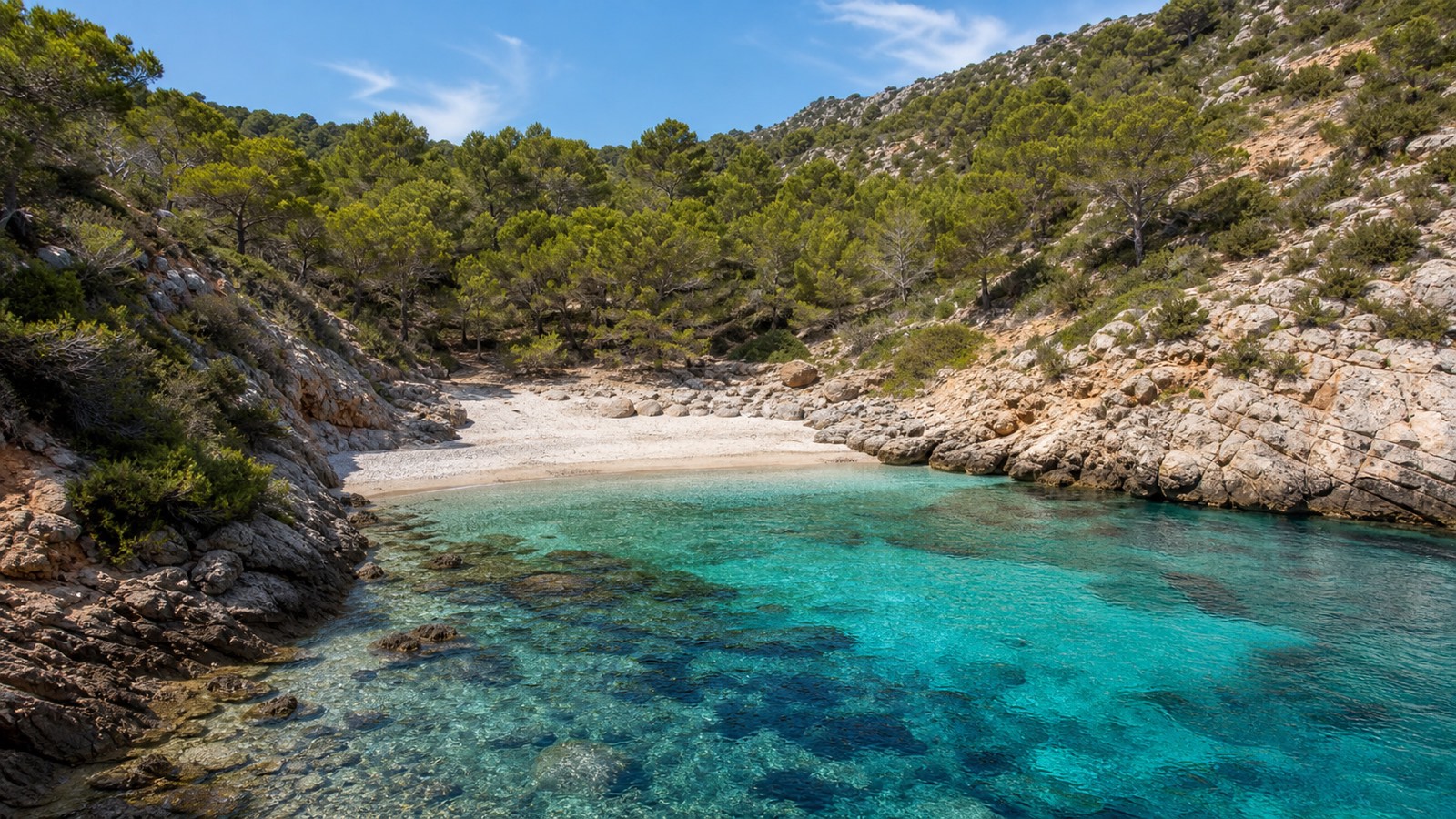 KI-generiertes Stimmungsbild einer abgelegenen Sand- und Kiesbucht bei Cala d’Egos mit felsigem Meeresboden und Pinien