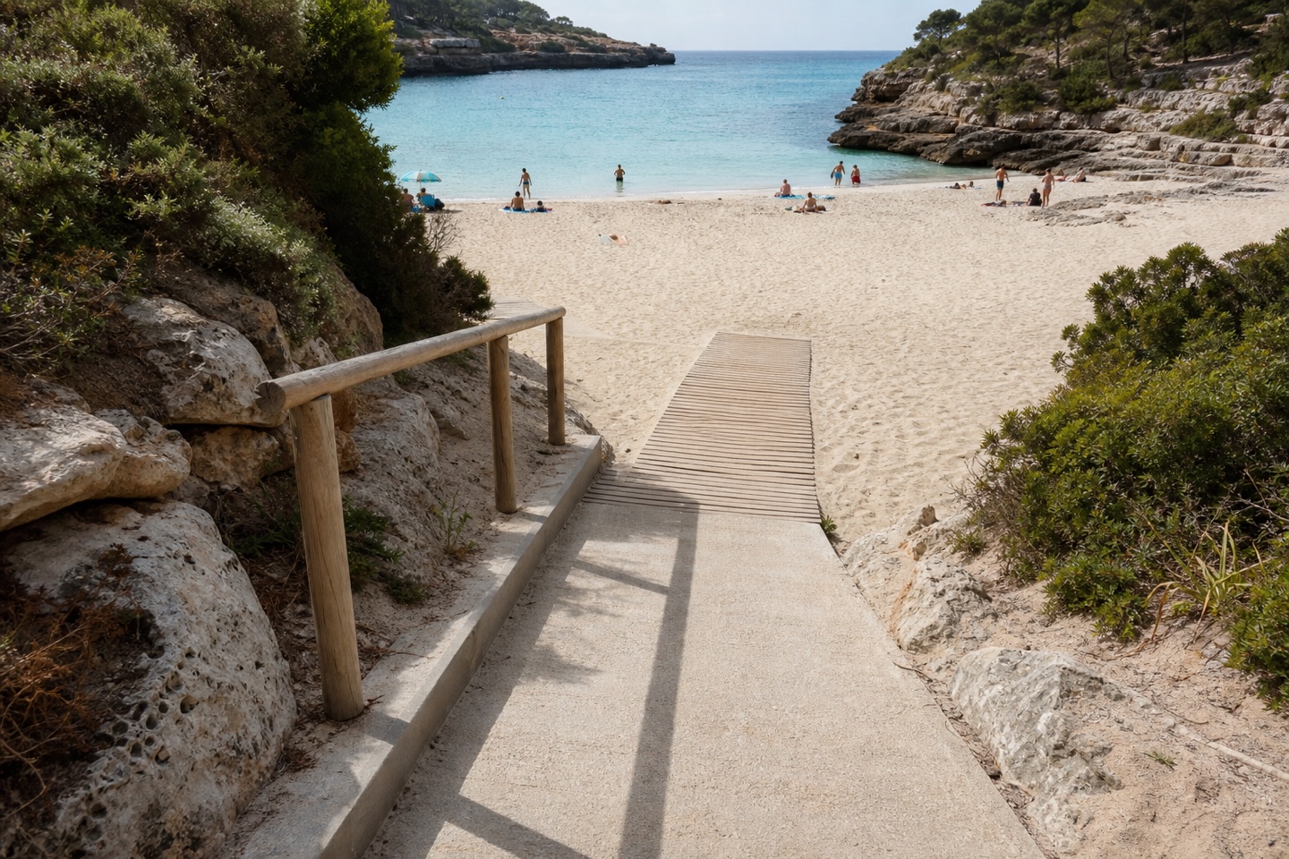 KI-generiertes Stimmungsbild eines plausiblen Strandzugangs an Cala Domingos mit Rampe und Passarella zum Sand