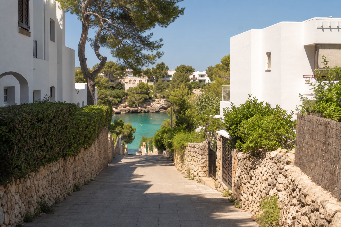 KI-generiertes Stimmungsbild des Ortszugangs zur Cala Esmeralda im Ferienort Cala d’Or