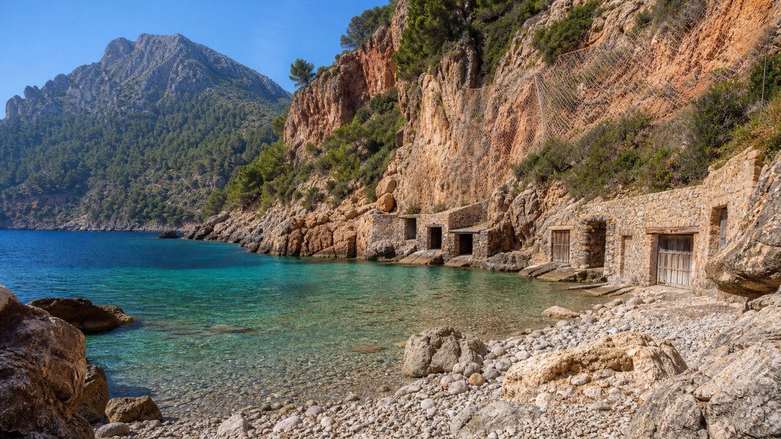 KI-generiertes Stimmungsbild der Cala Estellencs mit Kieselstrand, Felsen, Fischerunterständen und Tramuntana-Klippen