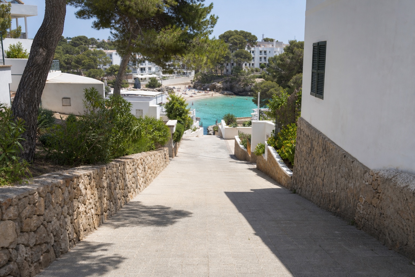 KI-generiertes Stimmungsbild eines urbanen Fußwegs in Richtung Sandstrand Cala Ferrera
