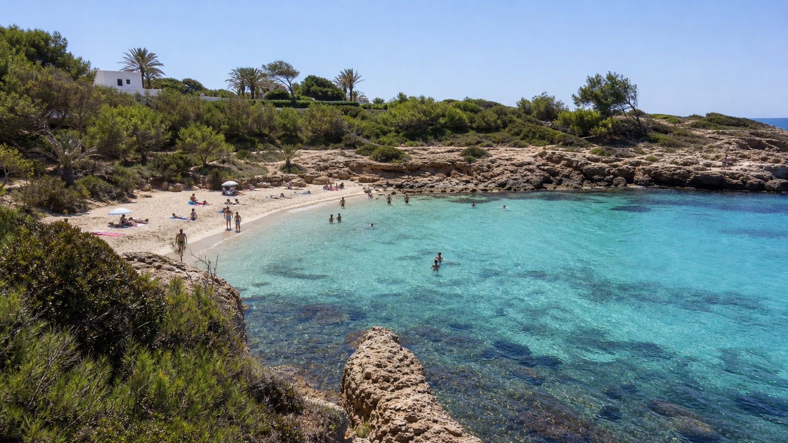 KI-generiertes Stimmungsbild der kleinen Sandbucht Cala Gat mit klarem Wasser, Tamarisken und niedrigen Felsen