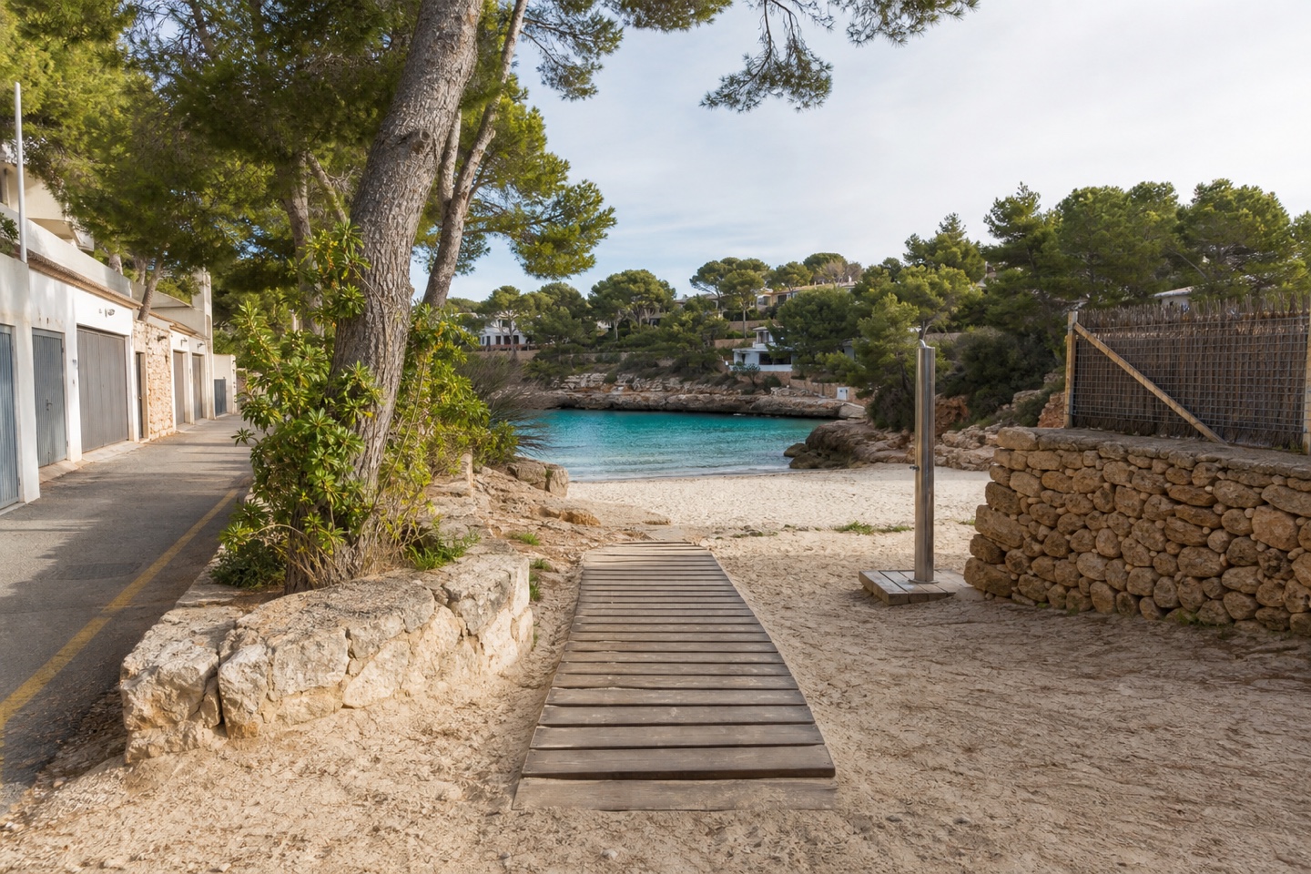 KI-generiertes Stimmungsbild der Passarella und des geregelten Zugangs zum Strand Cala Llombards