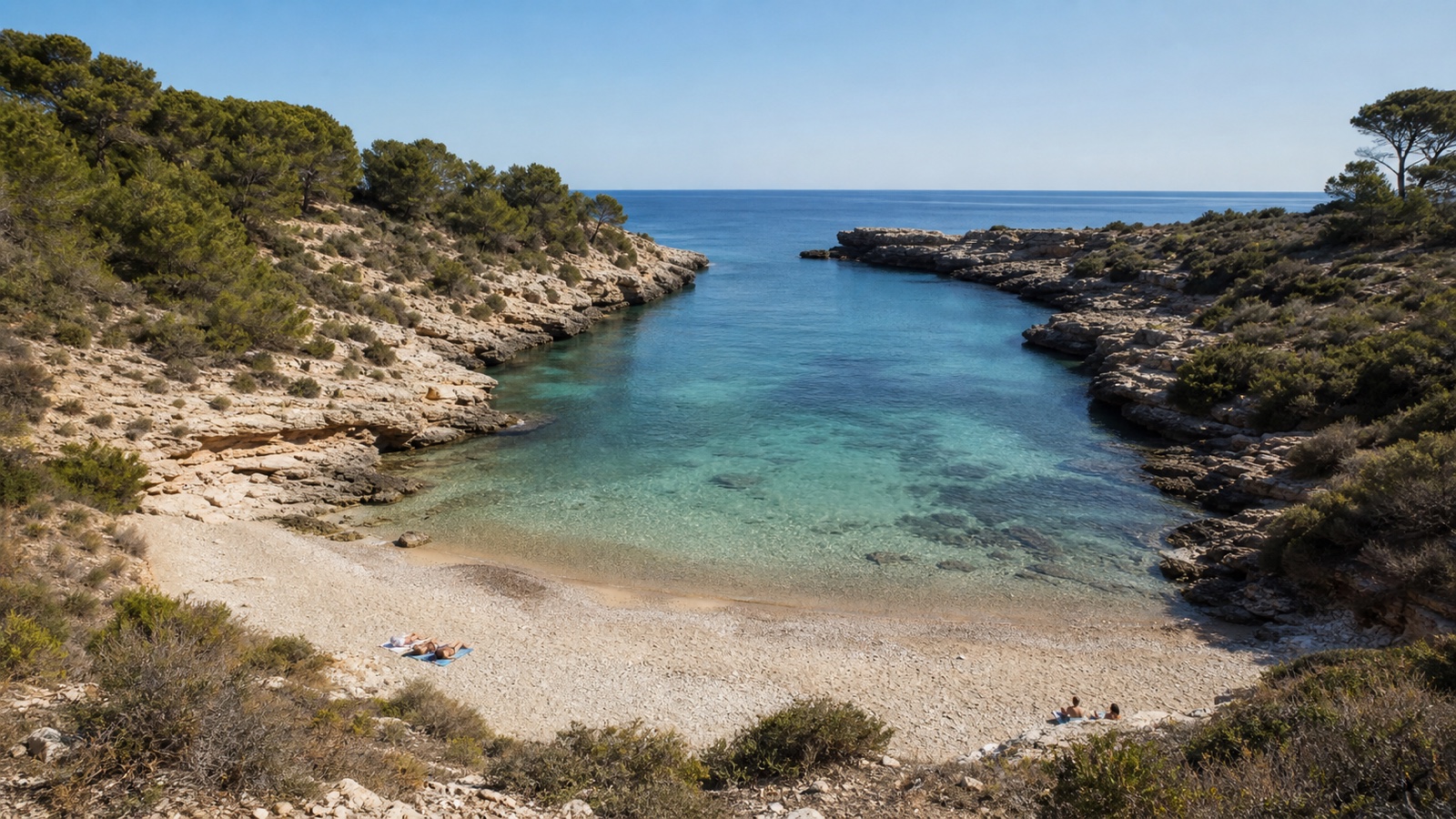 KI-generiertes Stimmungsbild der abgelegenen Naturbucht Cala Magraner mit steinigem Ufer, Kalkfelsen und mediterraner Vegetation