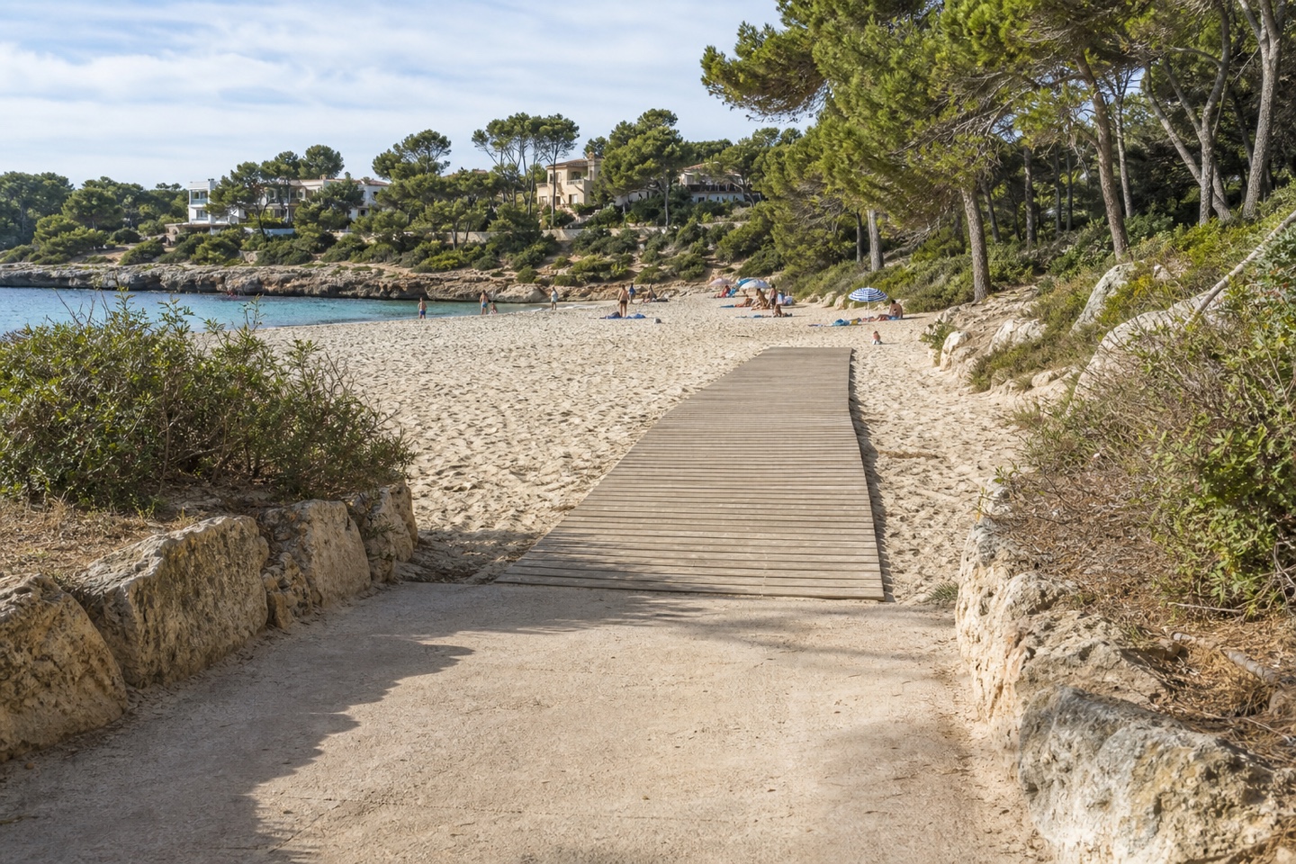 KI-generiertes Stimmungsbild des barrierearmen Strandzugangs mit Passarella zum Sand der Cala Marçal