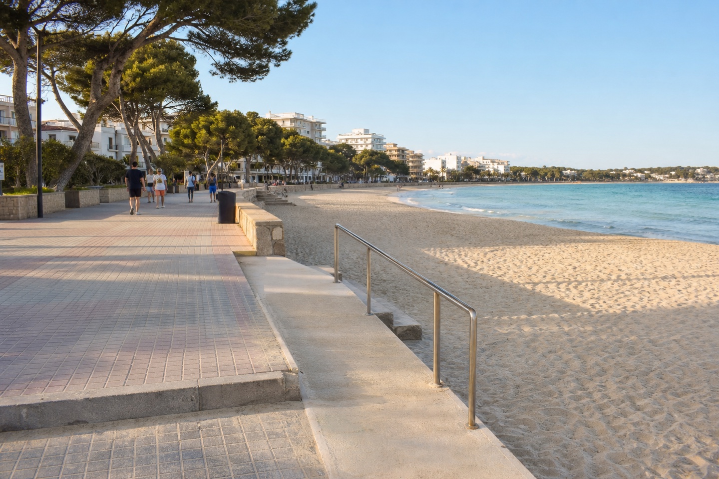KI-generiertes Stimmungsbild eines stufenarmen Strandzugangs in Cala Millor mit einfacher Rampe, Handlauf und Promenade