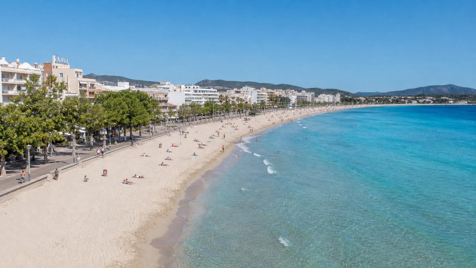 KI-generiertes Stimmungsbild des langen Sandstrands von Cala Millor mit Promenade, feinem Sand und zurückhaltender Hotelbebauung