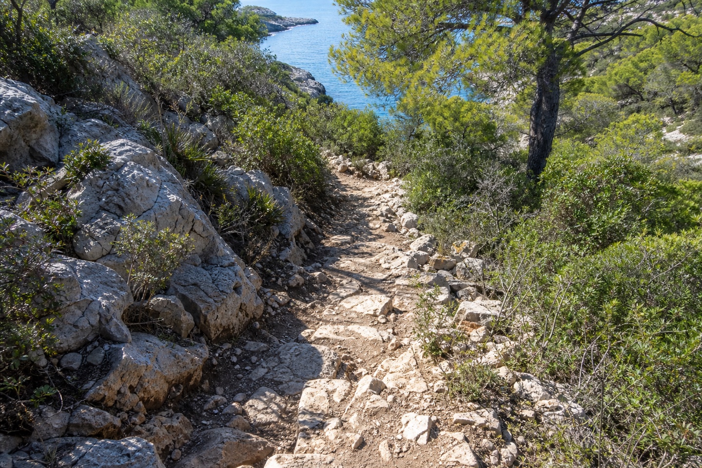 KI-generiertes Stimmungsbild des felsigen Küstenpfads von Cala sa Nau zur Cala Mitjana bei Felanitx
