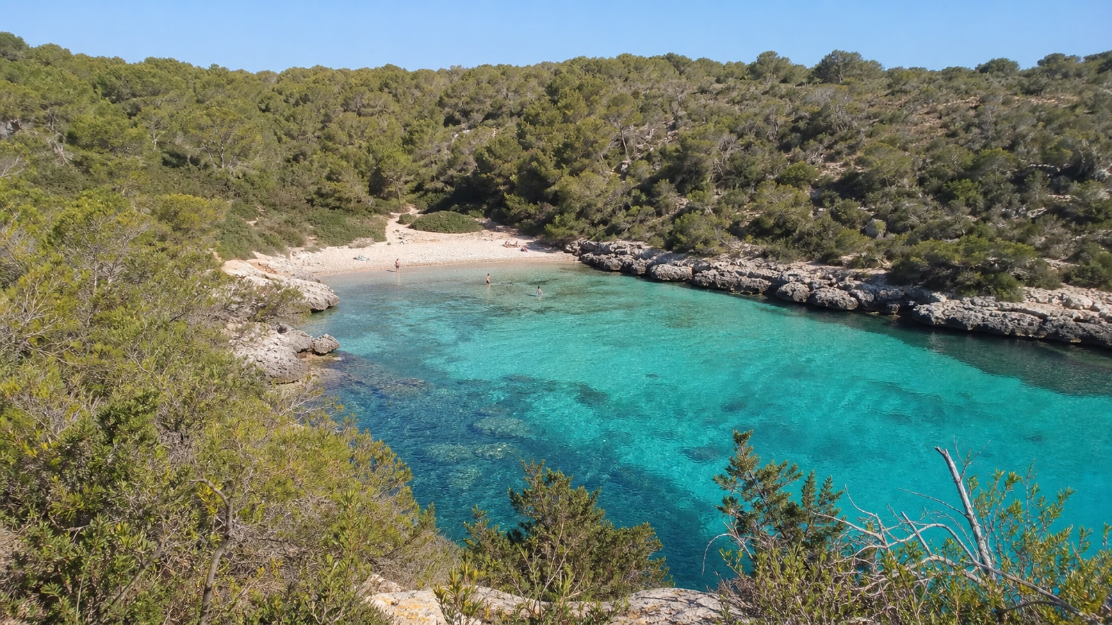 KI-generiertes Stimmungsbild der kleinen Naturbucht Cala Mitjana bei Felanitx mit hellem Sand, niedrigen Felsen und Pinien