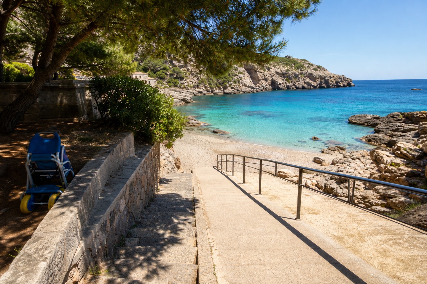 KI-generiertes Stimmungsbild eines Strandzugangs mit Treppe, Rampe und bereitgestellter Mobilitätshilfe im Cala-Molins-Stil