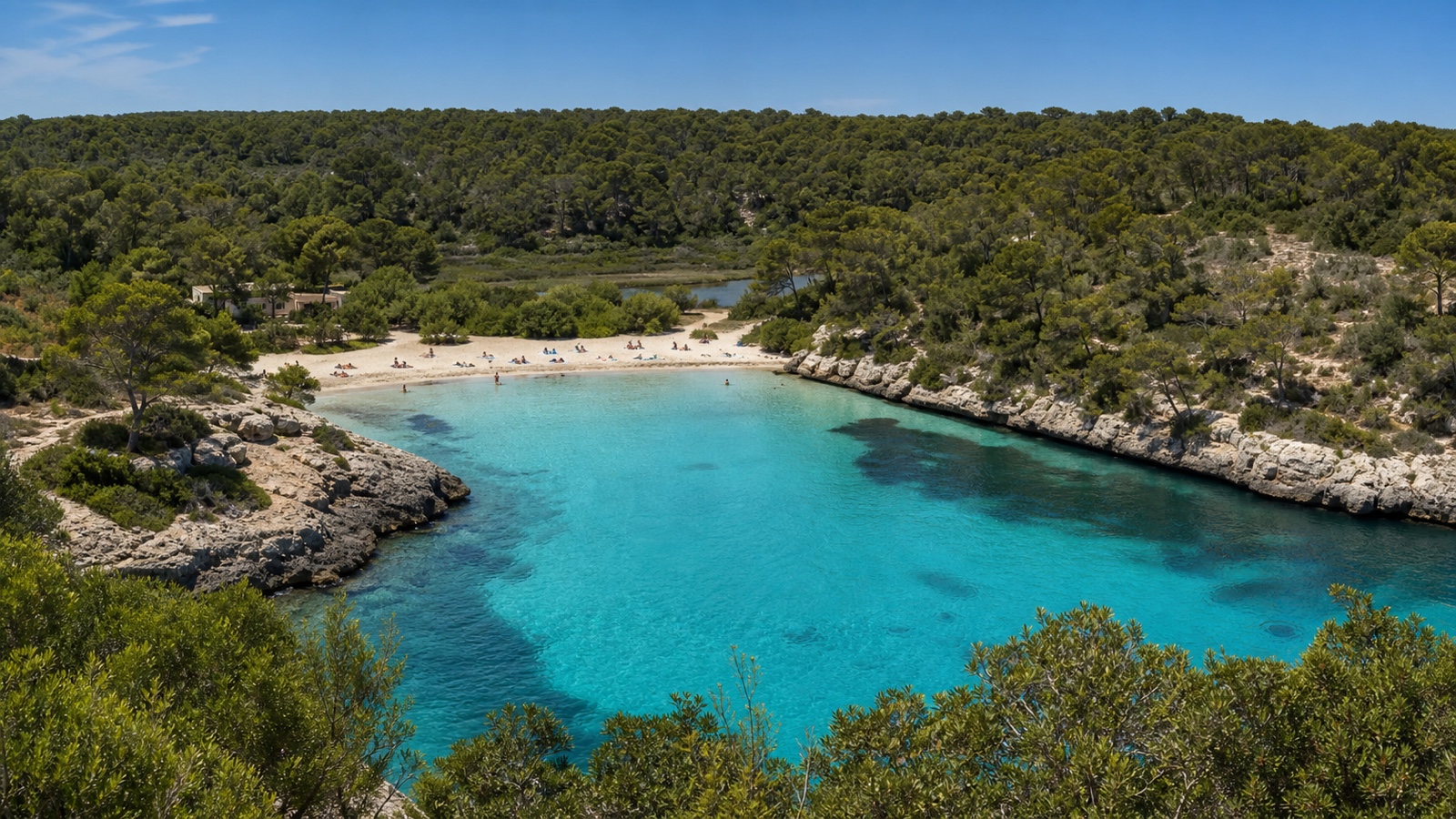KI-generiertes Stimmungsbild der Cala Mondragó beziehungsweise sa Font de n’Alis mit hellem Sand, Pinien und türkisfarbenem Wasser