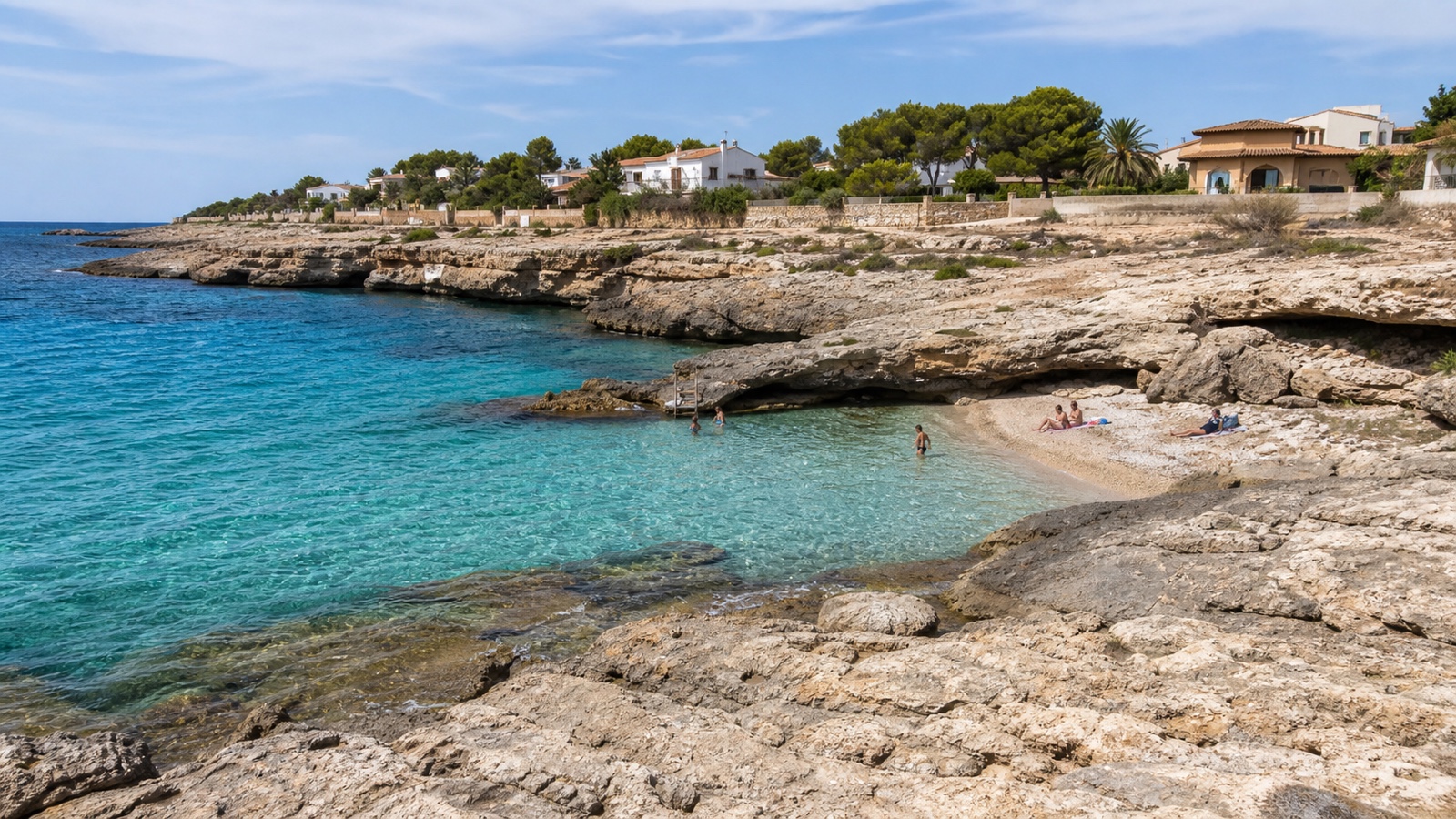 KI-generiertes Stimmungsbild der niedrigen felsigen Küste und kleinen Kiesstelle von Cala Morlanda