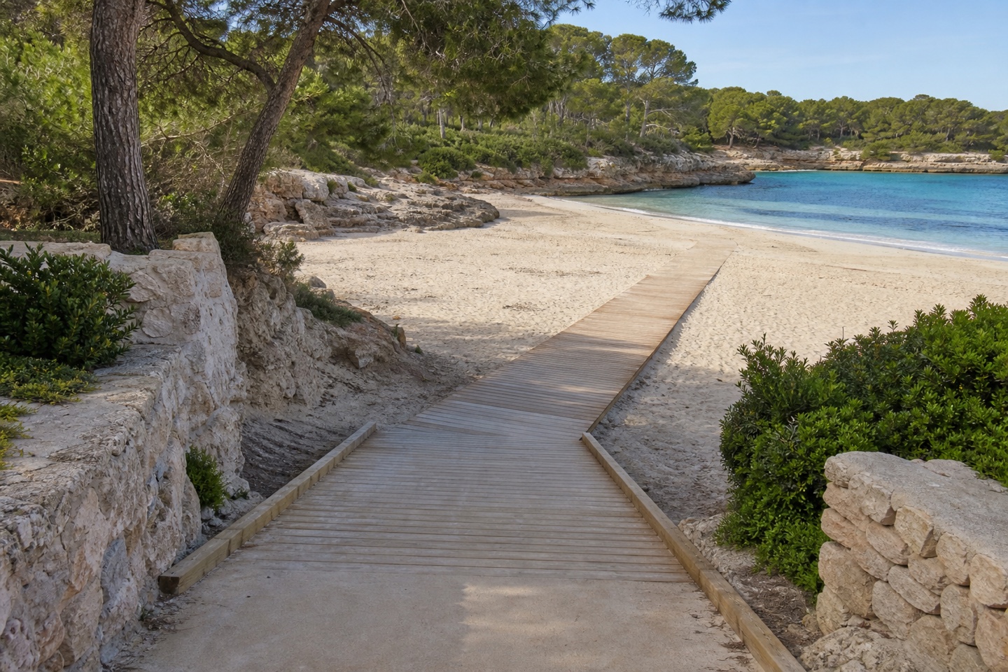 KI-generiertes Stimmungsbild eines barrierearmen Strandzugangs mit Rampe und Holzpassarella in Cala Murada