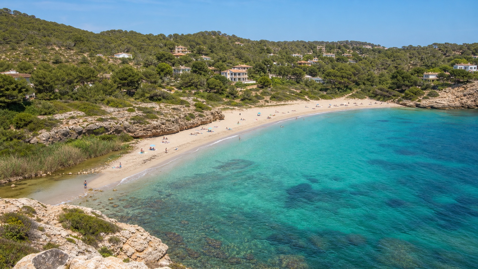 KI-generiertes Stimmungsbild des Sandstrands Cala Murada mit klarem Meer, niedrigen Felsseiten und dem Bereich des Torrent des Fangar