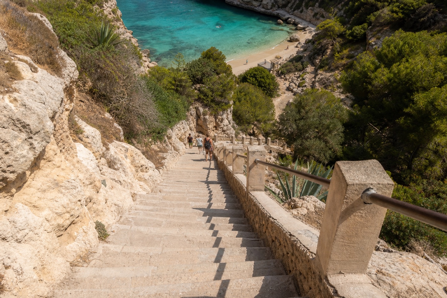 KI-generiertes Stimmungsbild der steilen Treppe von der Siedlung hinunter zum Strand Cala Pi