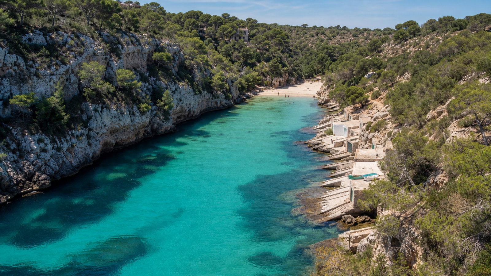 KI-generiertes Stimmungsbild der schmalen Sandbucht Cala Pi zwischen hohen Felswänden mit ruhigem türkisfarbenem Wasser