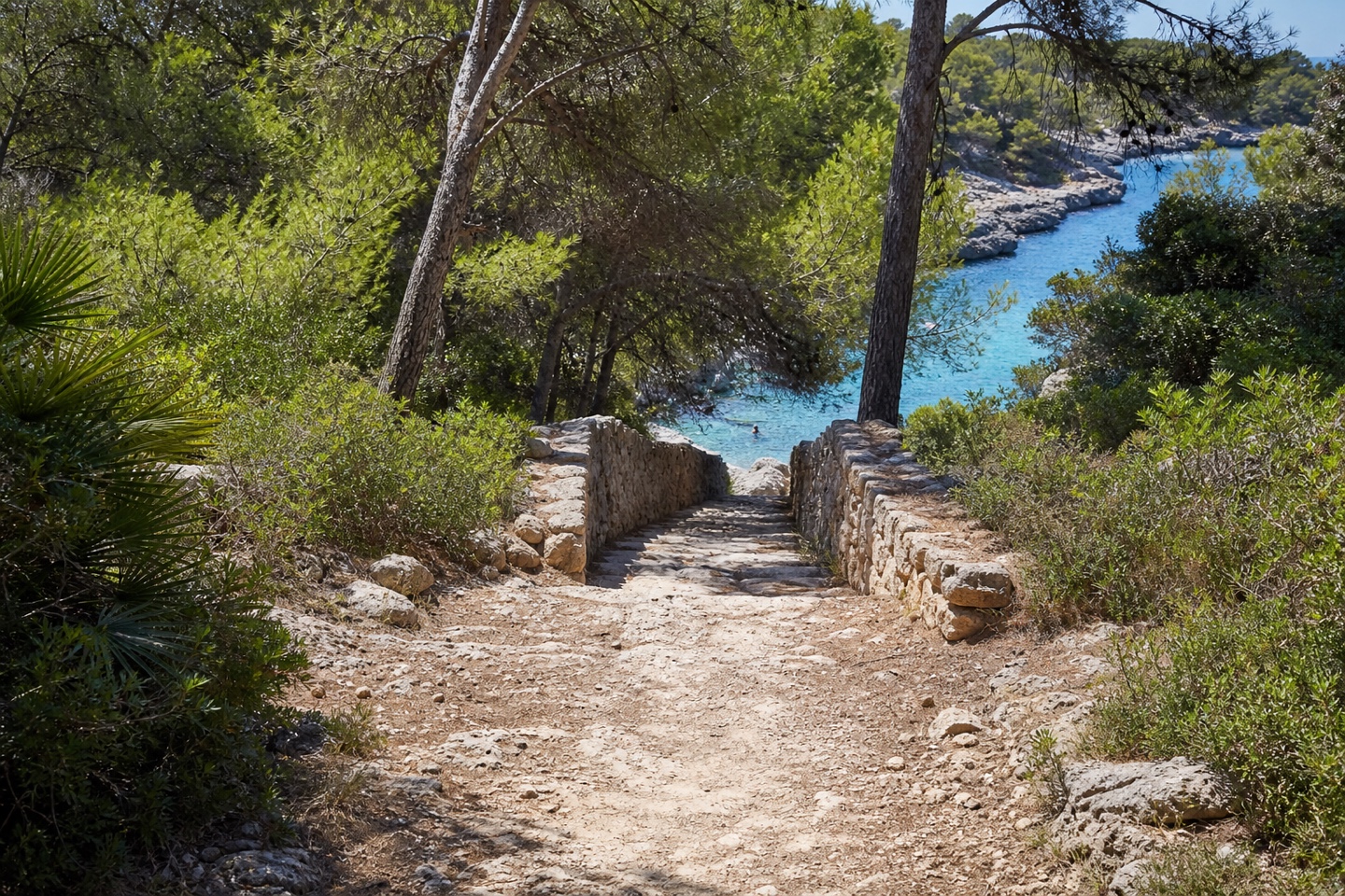 KI-generiertes Stimmungsbild der Steintreppen am Zugang zur Cala sa Nau