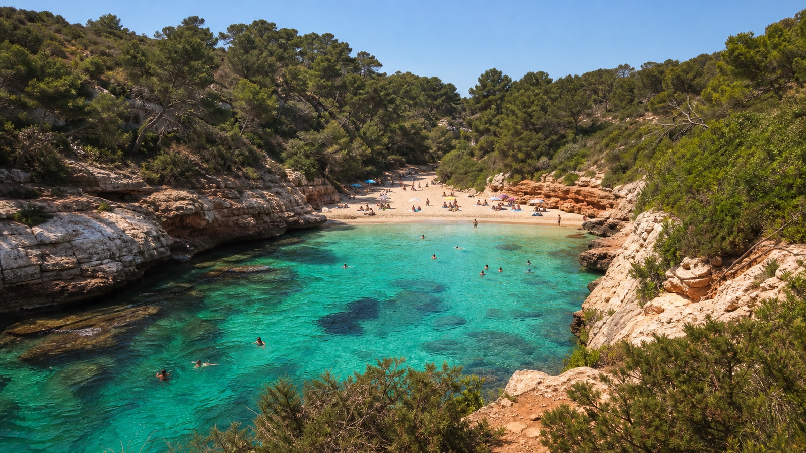 KI-generiertes Stimmungsbild der kleinen Sandbucht Cala sa Nau mit hellen Felsen, Pinien und türkisfarbenem Wasser