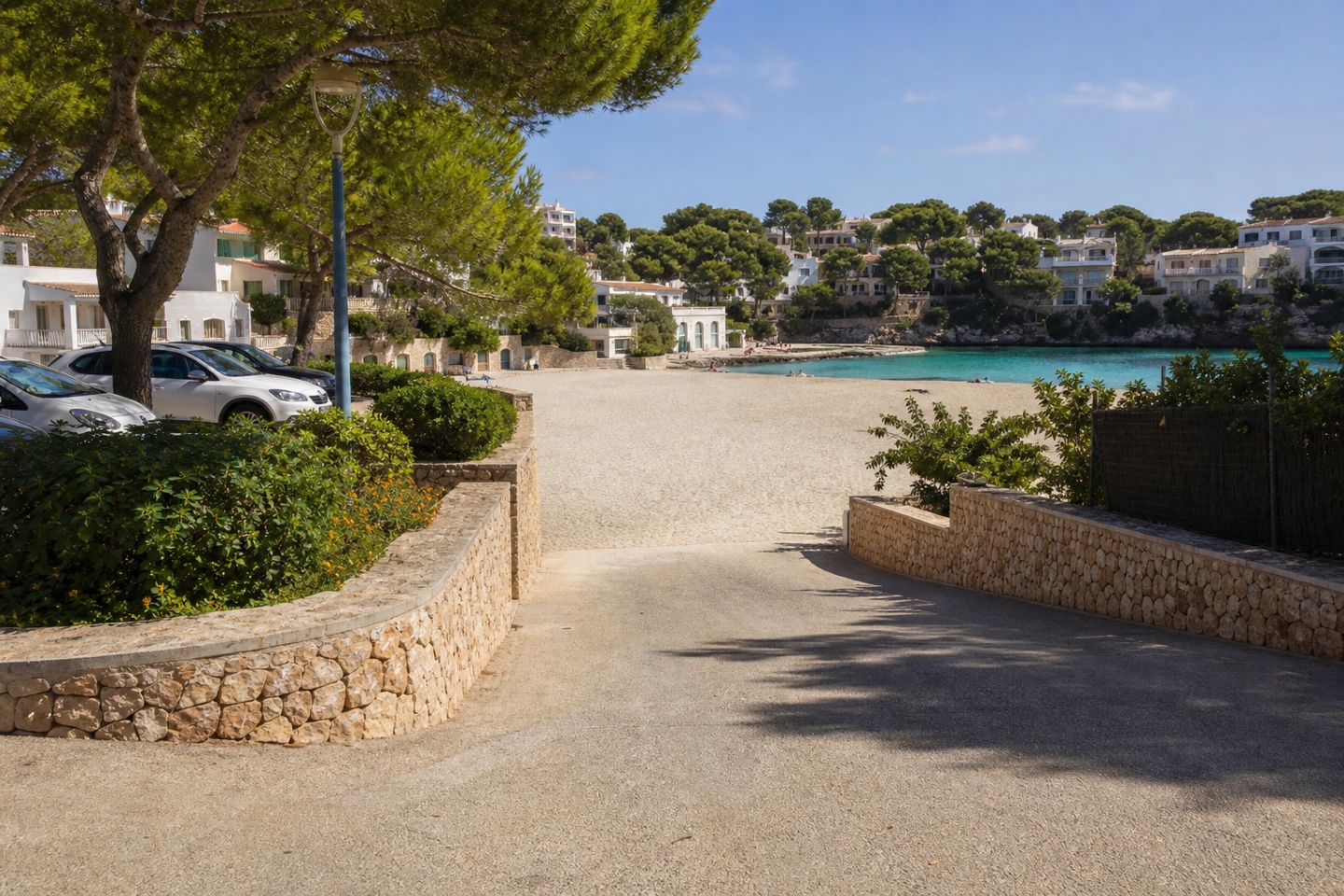 KI-generiertes Stimmungsbild des rampenartigen Strandzugangs an der Cala Santanyí