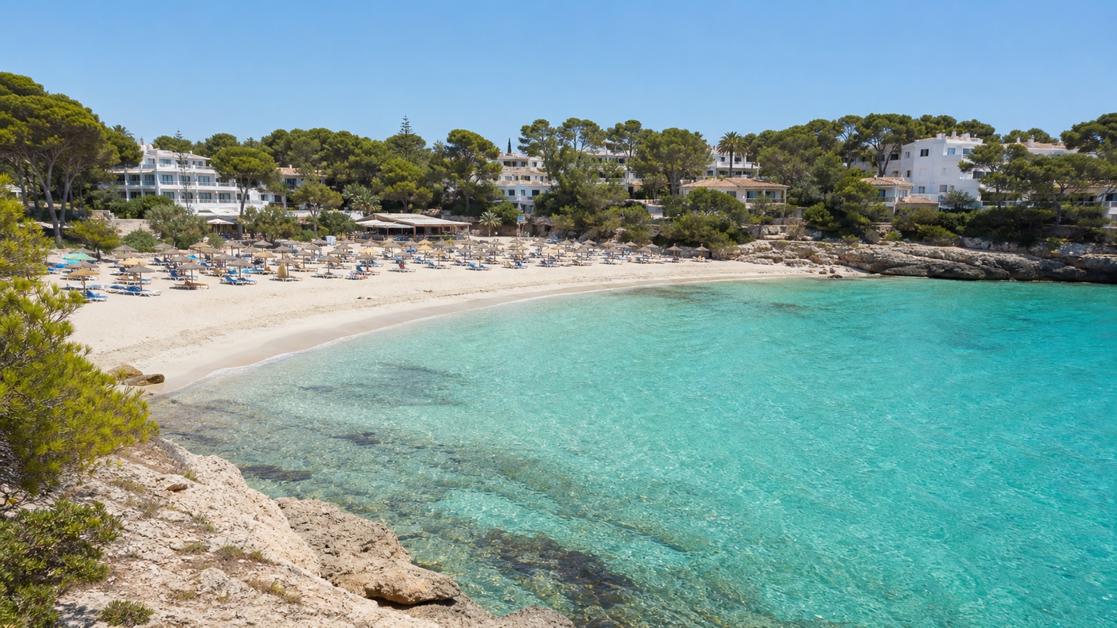 KI-generiertes Stimmungsbild der breiten Sandbucht Cala Santanyí mit niedrigen Felsen, ruhigem Wasser und zurückgesetzter Ferienbebauung