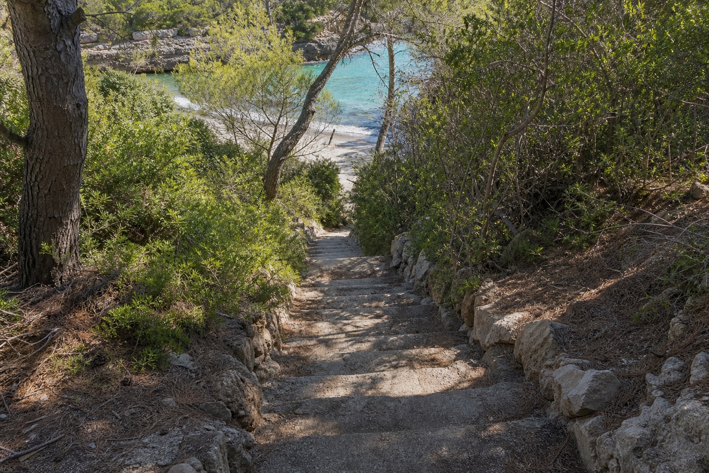 KI-generiertes Stimmungsbild des Treppenzugangs zur Cala Serena auf Mallorca