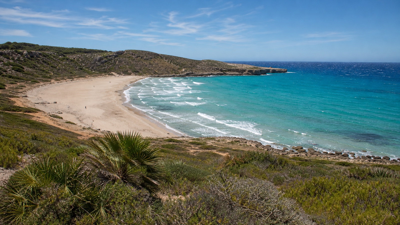 KI-generiertes Stimmungsbild der naturbelassenen Cala Torta mit hellem Sand, Dünen und windbewegtem türkisfarbenem Wasser