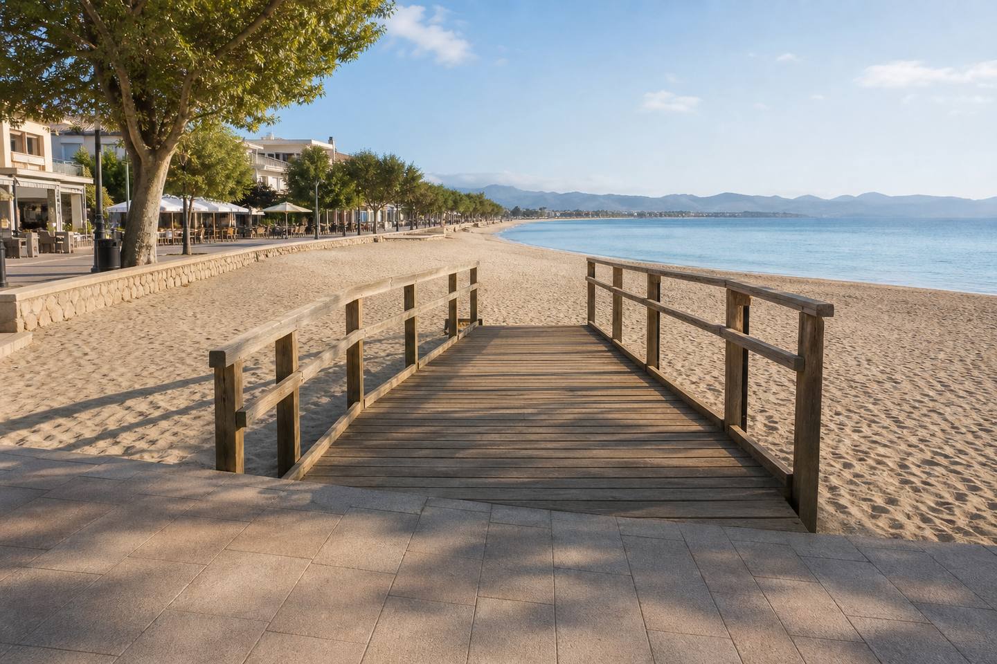 KI-generiertes Stimmungsbild eines hölzernen Strandzugangs von der Promenade zum Sandstrand von Can Picafort